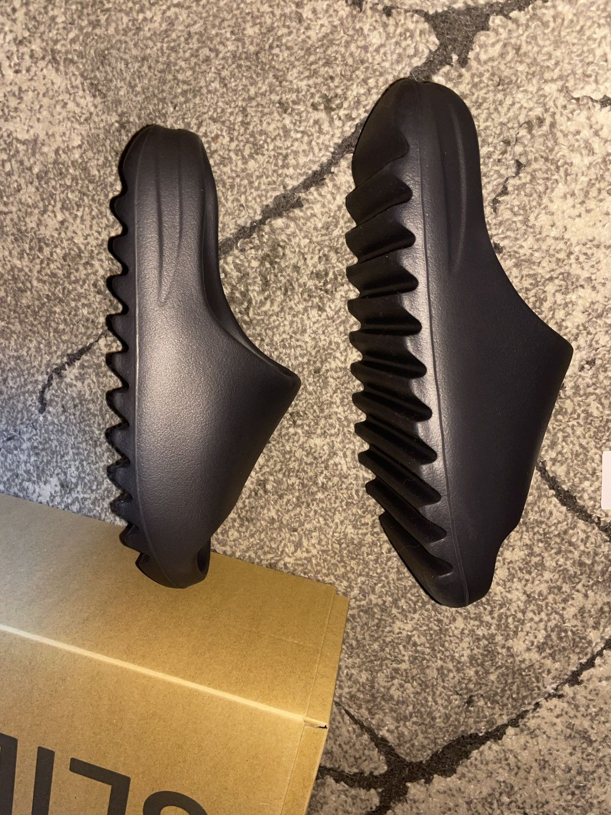 Yeezy Yeezy Slide Onyx US10/EU44,5 Size US 10 / EU 43 - 4 Thumbnail