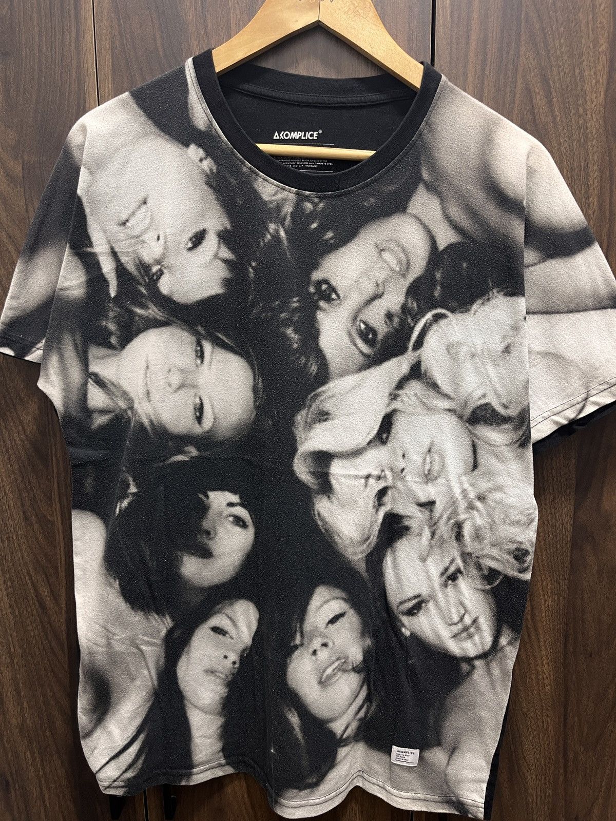 Vintage Akomplice Naked girl tshirt Size US L / EU 52-54 / 3 - 1 Thumbnail