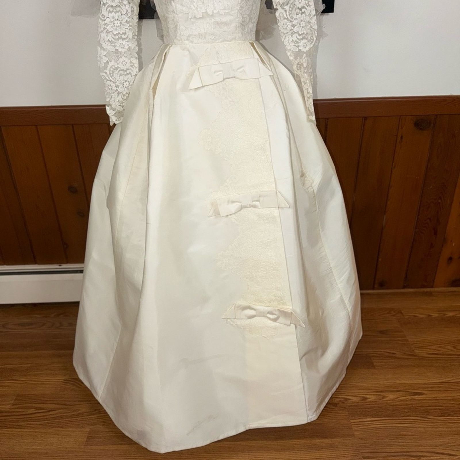 Vintage Stunning Vintage 1950s Wedding Gown & Crown Veil Size M / US 6-8 / IT 42-44 - 3 Thumbnail