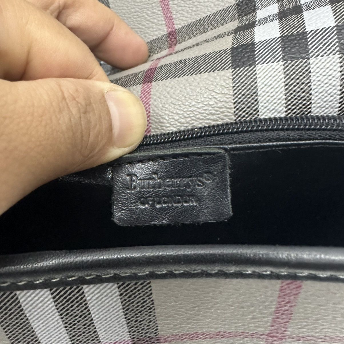Burberry AUTHENTIC VINTAGE BURBERRYS NOVA CHECK GREY SHOULDER BAG Size ONE SIZE - 16 Thumbnail