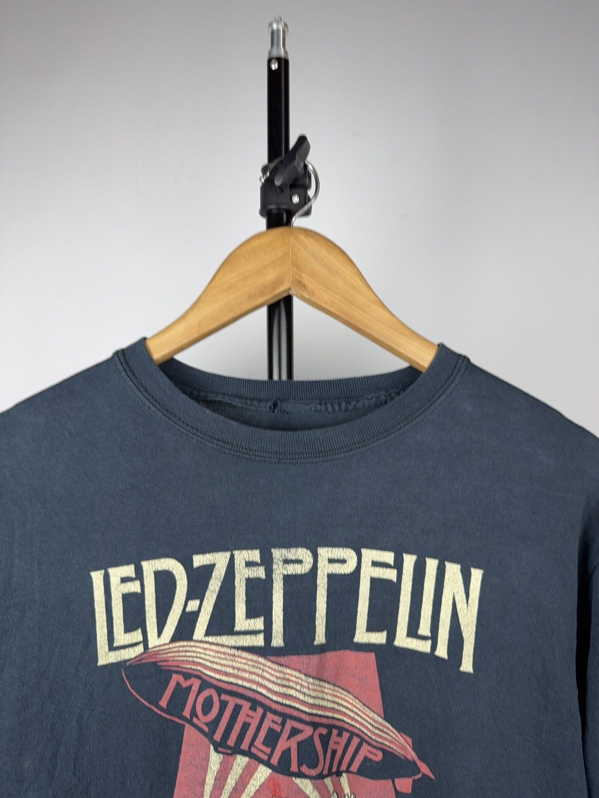 Led Zeppelin Vintage 00s Led Zeppelin Mothership Rock Band Faded T-Shirt Size US M / EU 48-50 / 2 - 2 Thumbnail