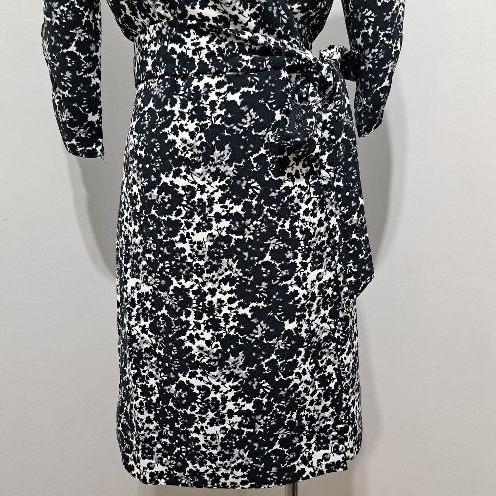 Club Monaco Club Monaco Casual Floral Wrap Dress Black/White Knee Length Size M / US 6-8 / IT 42-44 - 13 Thumbnail
