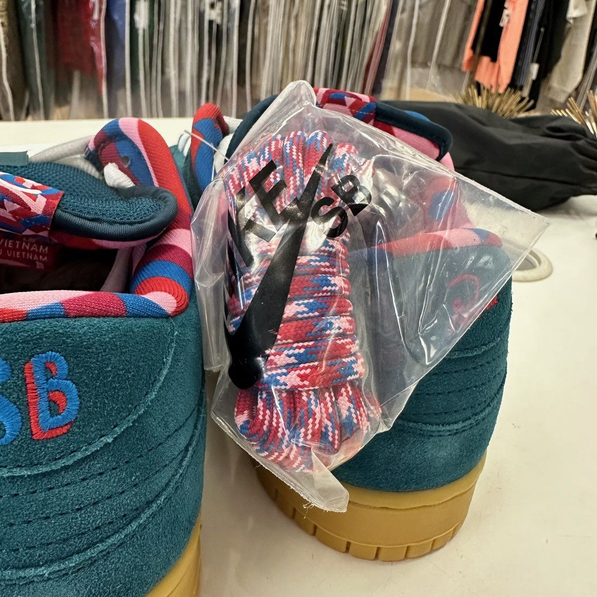 Nike × Parra Size 9 - Nike Parra x Dunk SB Low Friends and Family Size US 9 / EU 42 - 8 Thumbnail