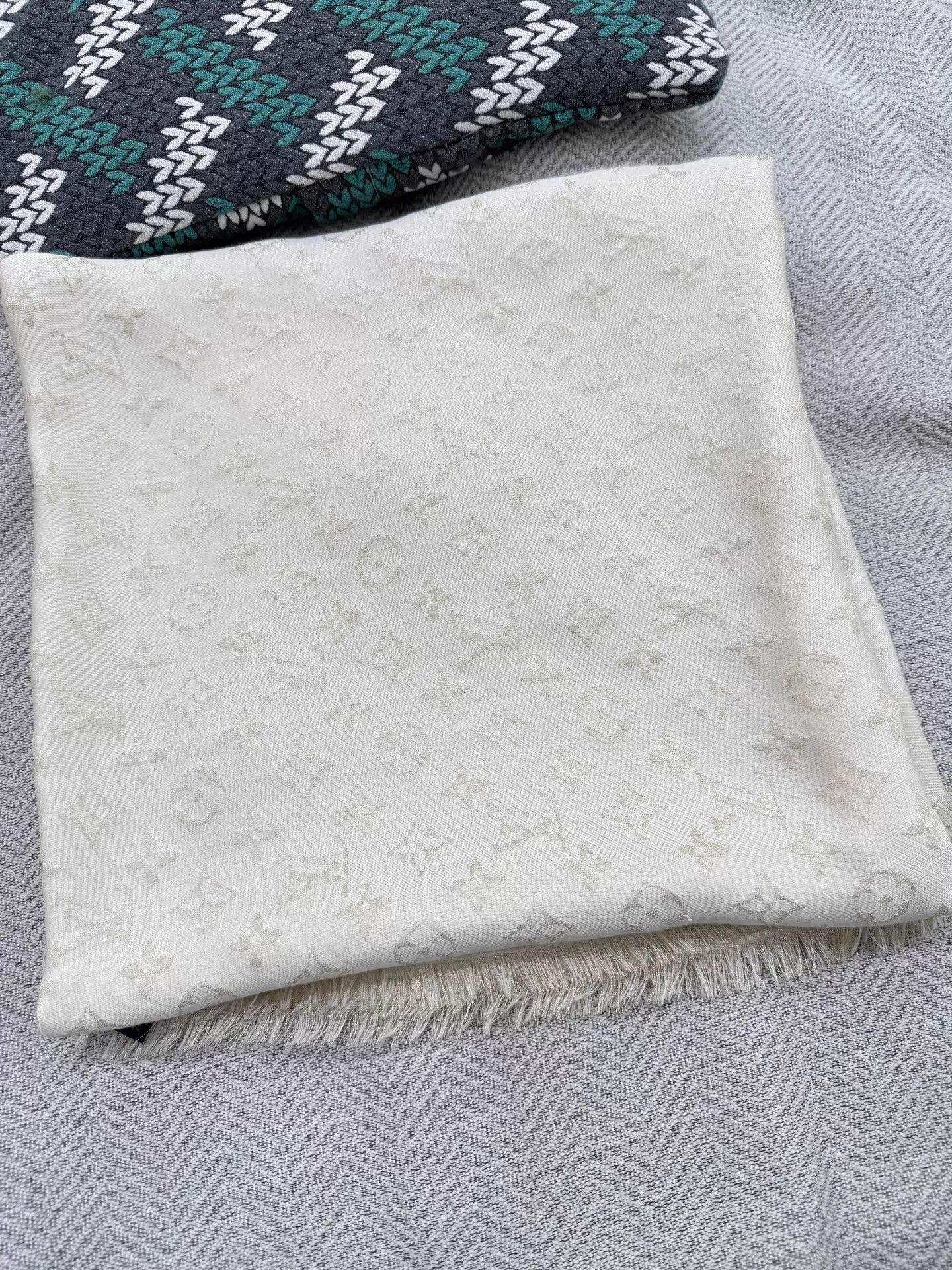 Louis Vuitton Louis Vuitton White Monogram Large Scarf New Size ONE SIZE - 1 Thumbnail