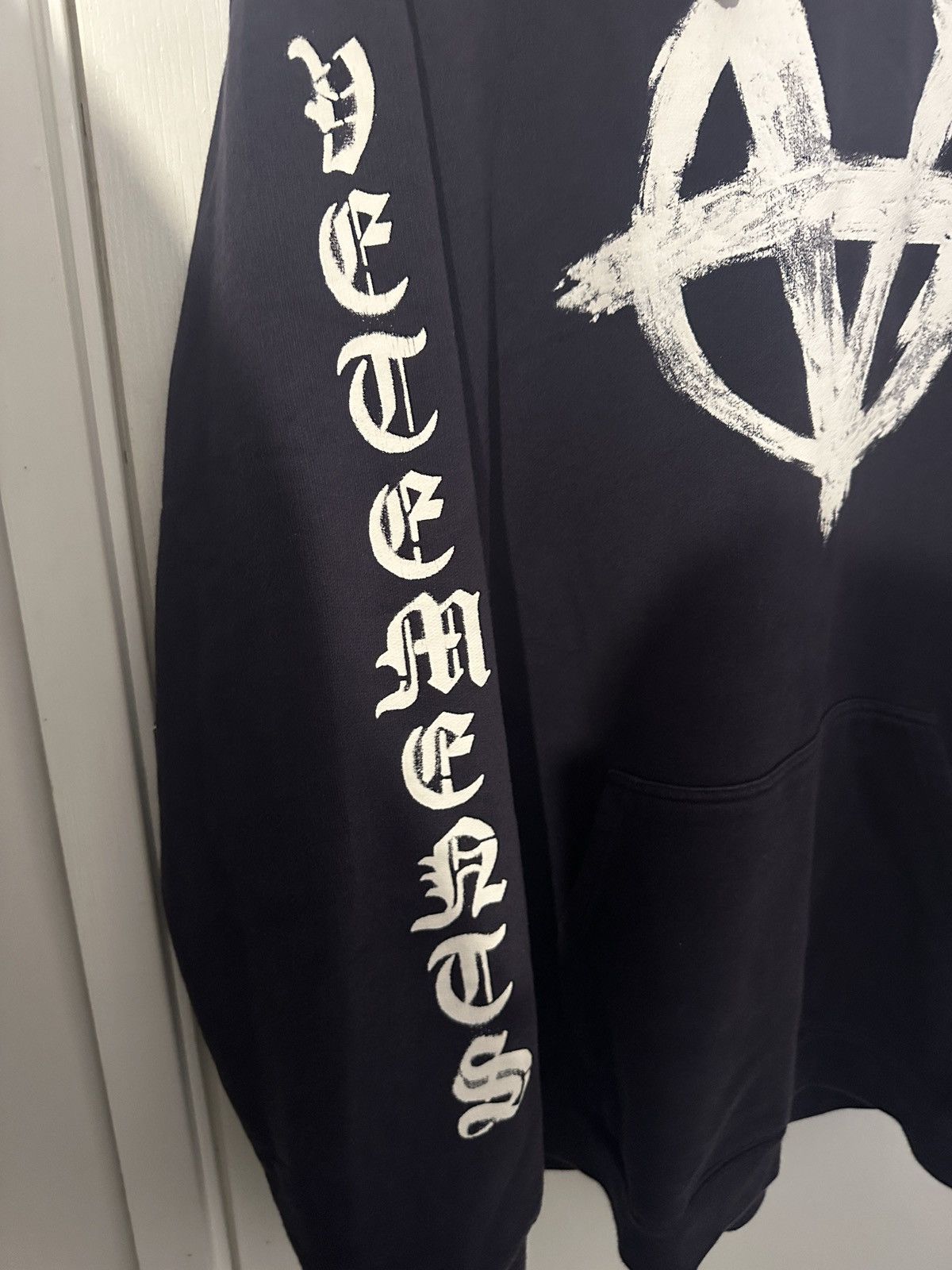 Vetements Vetements Anarchy Gothic Logo Hoodie Size US M / EU 48-50 / 2 - 2 Thumbnail