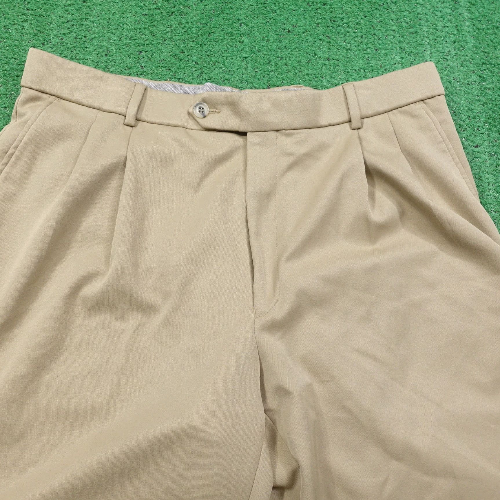 Neiman Marcus VINTAGE NEIMAN MARCUS BEIGE KHAKI PLEATED 100% POLYESTER SHORTS MENS SZ 35 Size US 35 - 2 Thumbnail