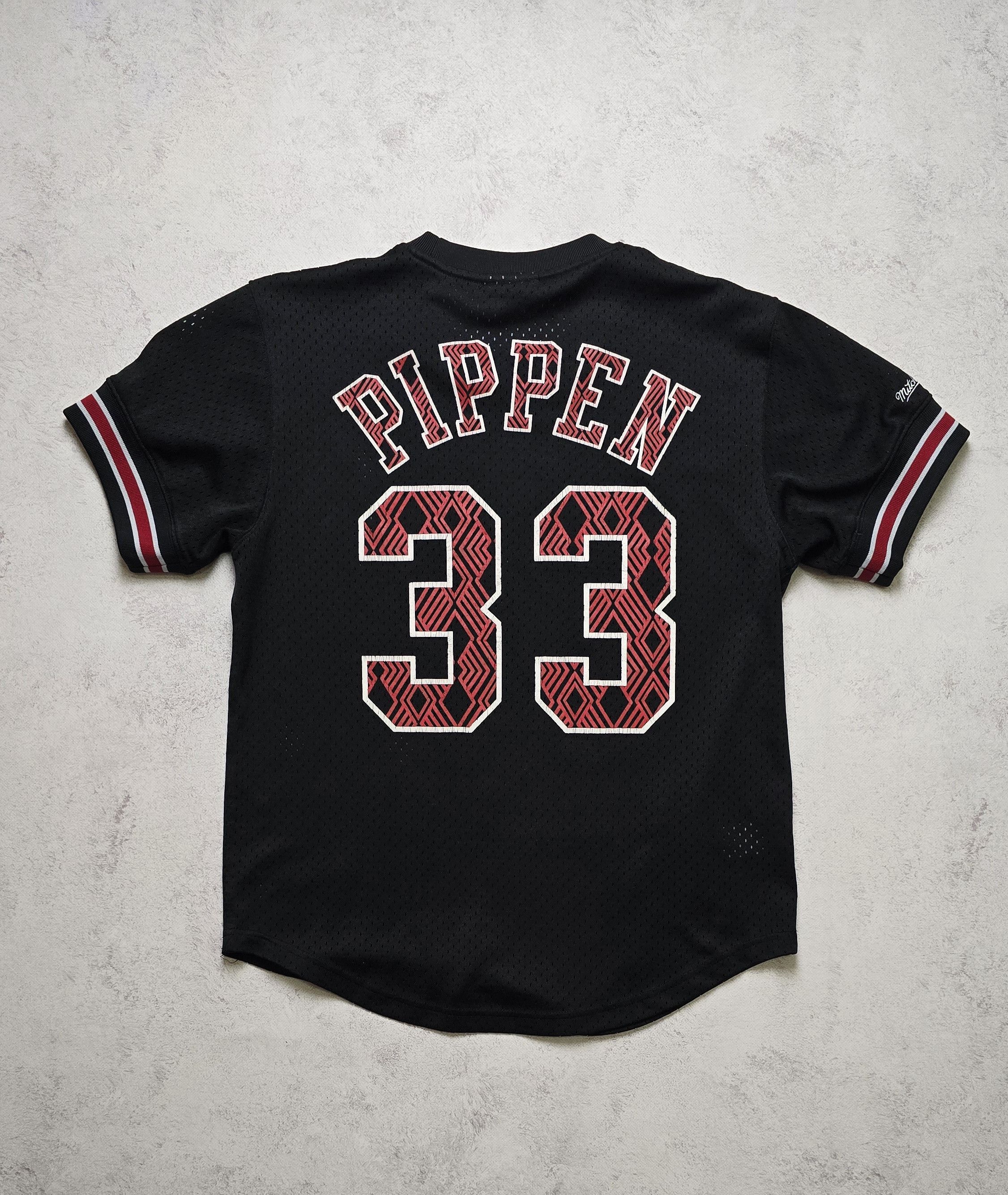 Mitchell & Ness Chicago Bulls Scottie Pippen #33 Name & Number Crewneck HWC Size US M / EU 48-50 / 2 - 2 Thumbnail