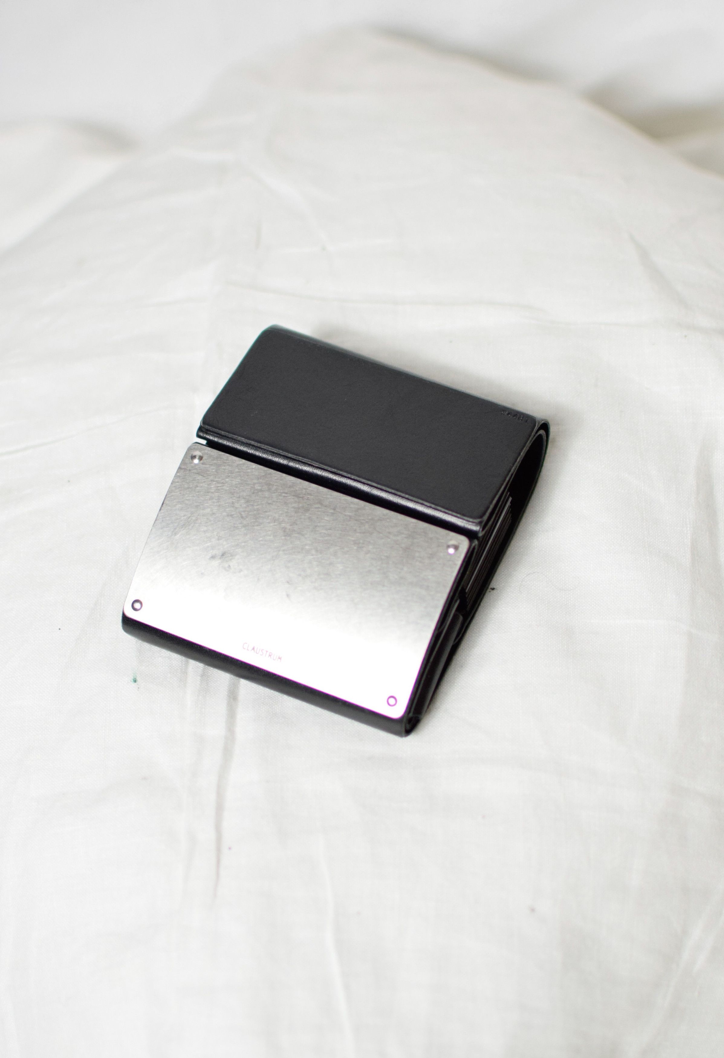 Claustrum Articular Wallet