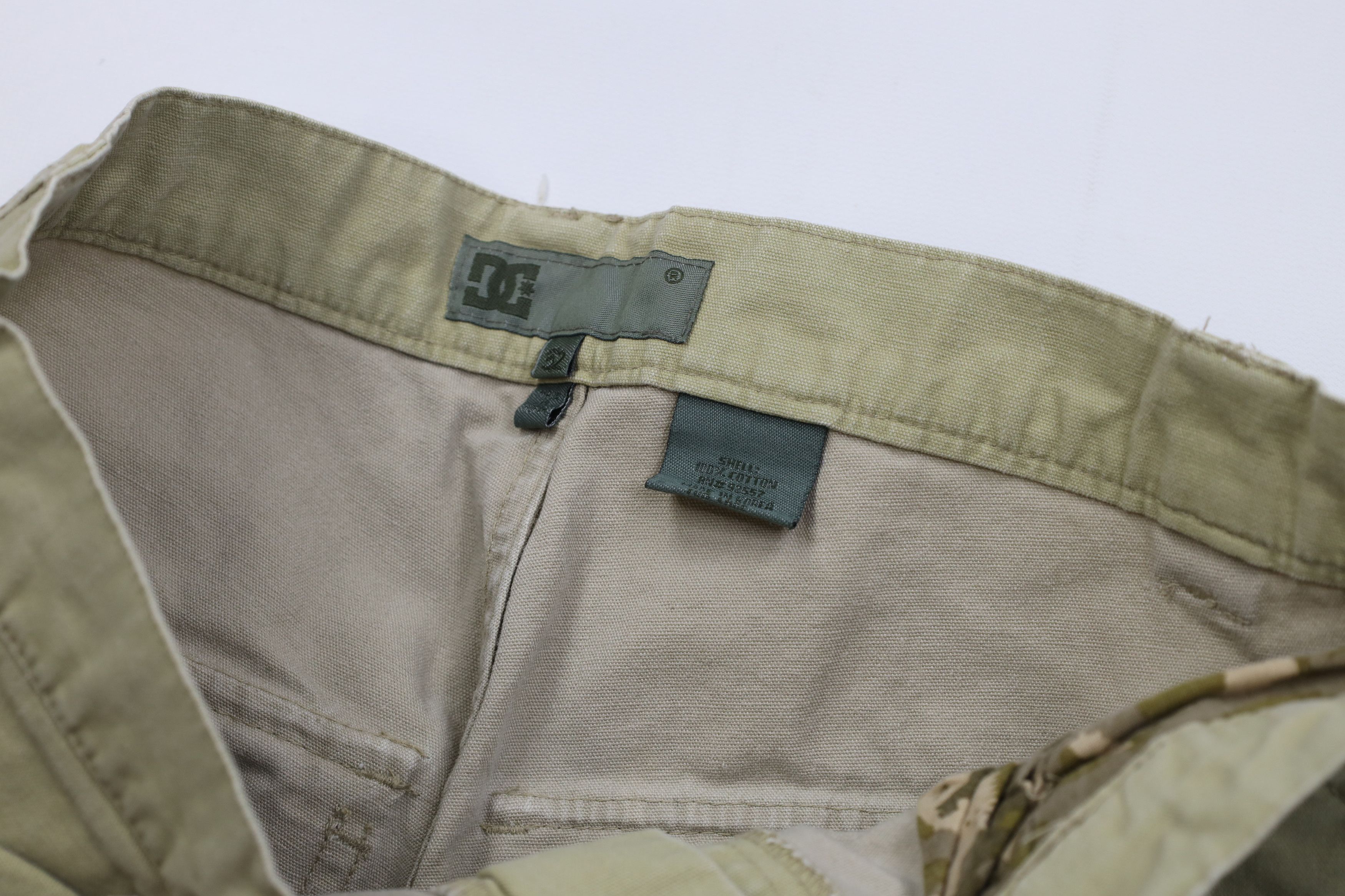 Vintage Vintage 90s Y2K DC Shoes Skateboard Cargo Shorts Beige Size US 32 / EU 48 - 7 Thumbnail