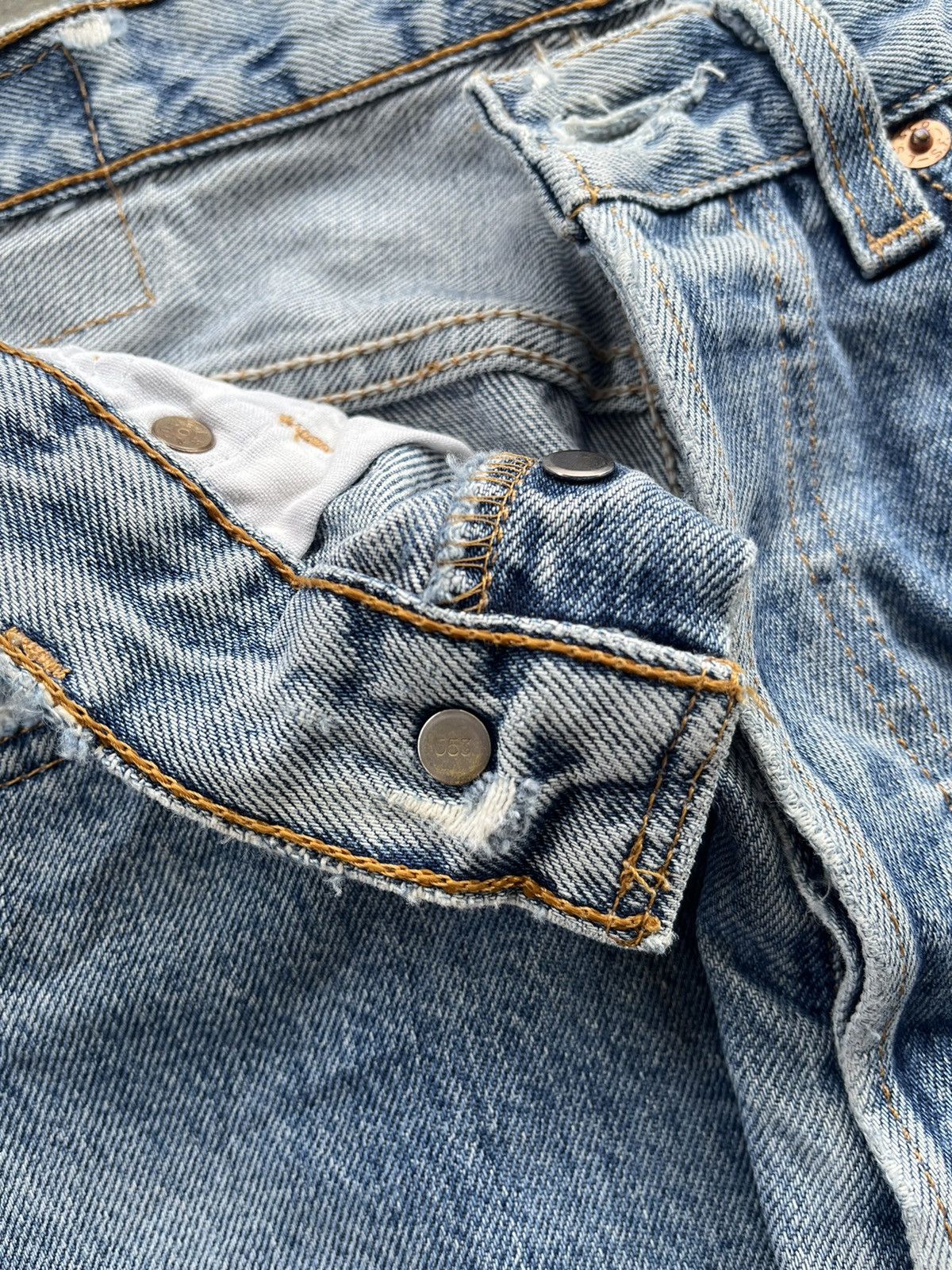 Levi's Vintage Levis 501 distressed faded blue button fly 553 Size US 30 / EU 46 - 4 Thumbnail