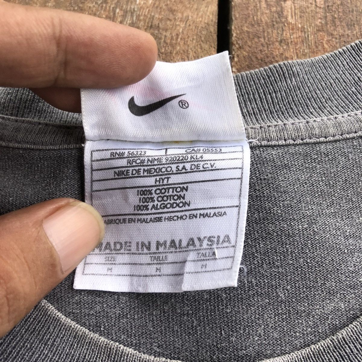 Vintage Vintage Thrashed Faded Nike 90s T Shirt Size US L / EU 52-54 / 3 - 6 Thumbnail