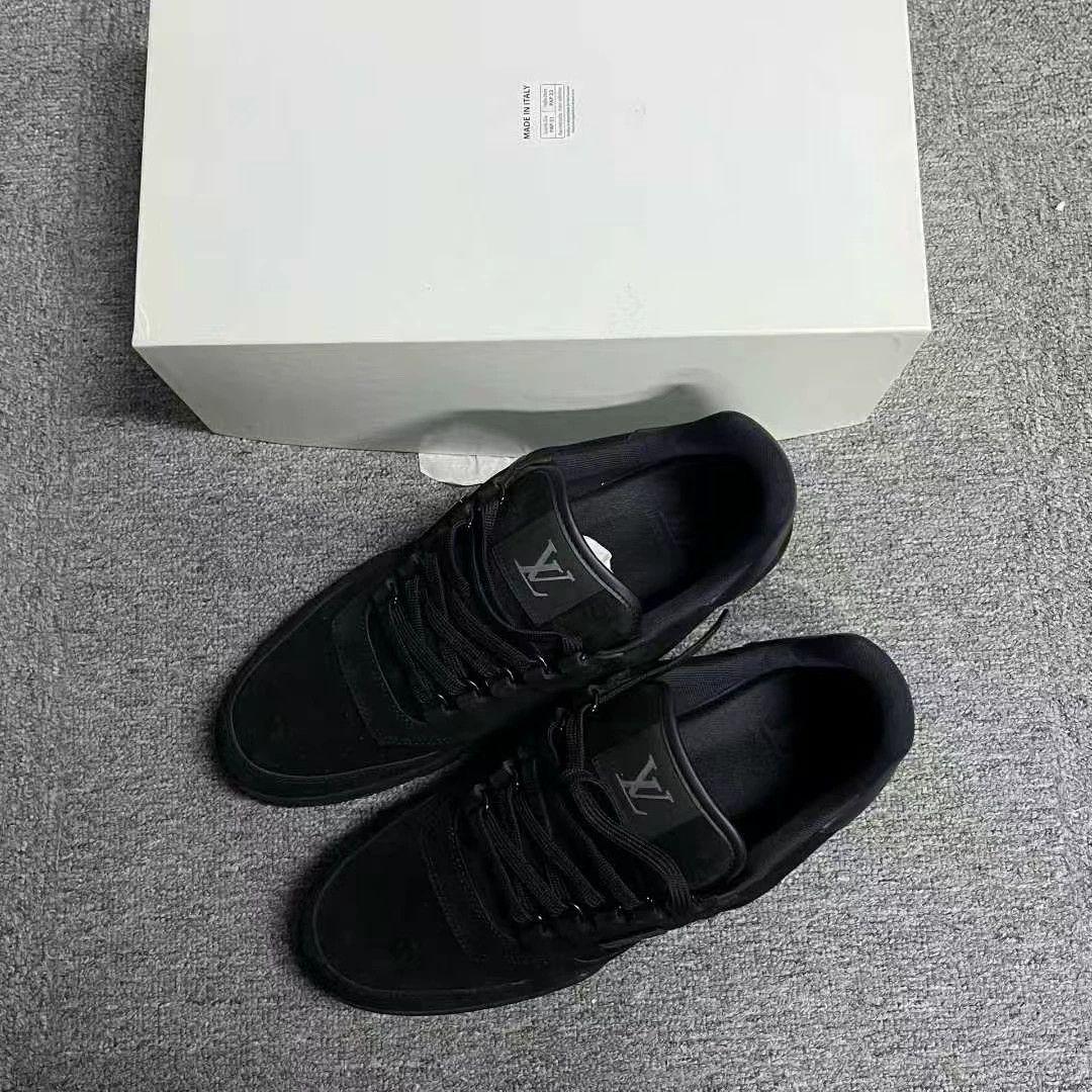 Louis Vuitton Louis Vuitton Black Lowtop Sneakers 9 Women Size US 9 / IT 39 - 1 Thumbnail