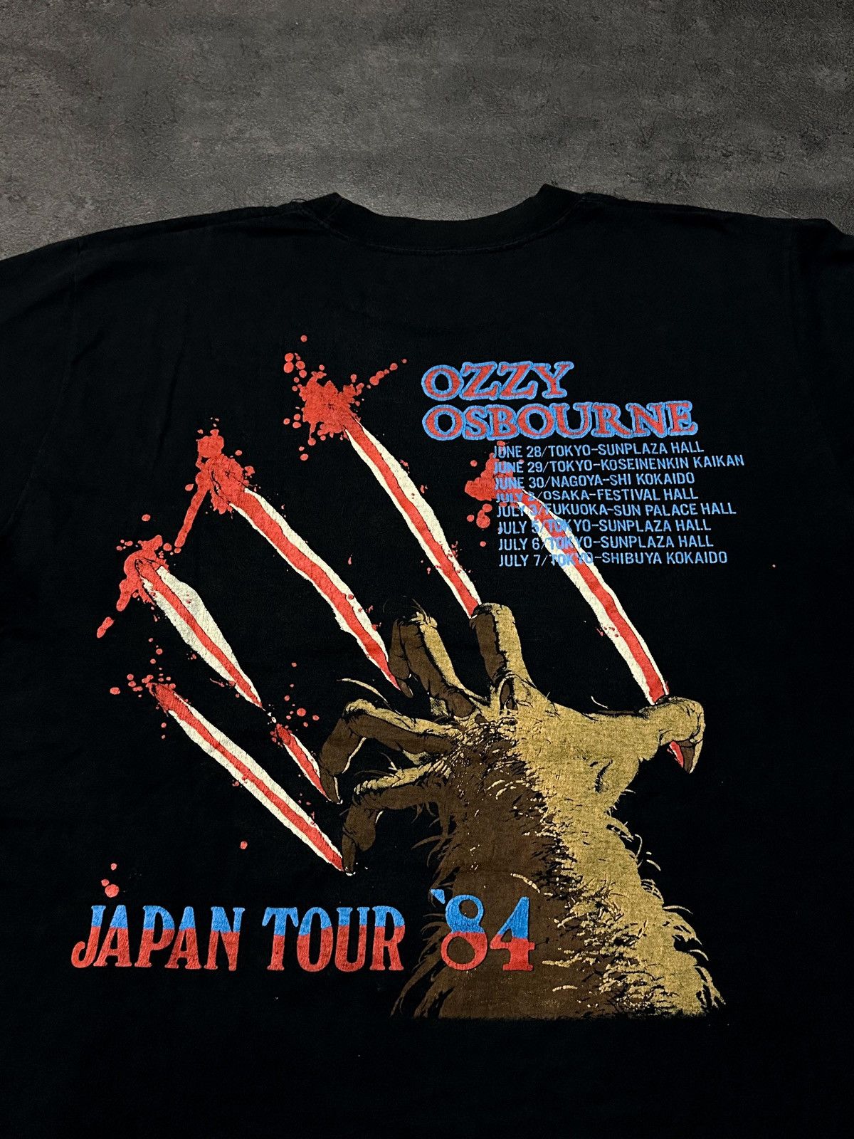Band Tees 🔥RARE 🔥Vintage 80s Ozzy Osbourne Bark At The Moon 1983 Size US L / EU 52-54 / 3 - 5 Thumbnail