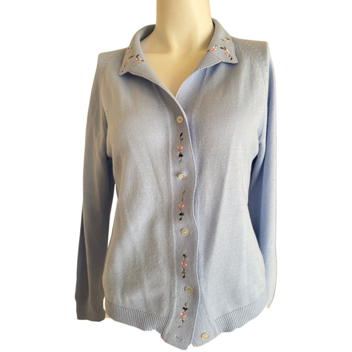 Vintage Women’s baby blue floral embroidered cardigan sweater button Size S / US 4 / IT 40 - 2 Thumbnail