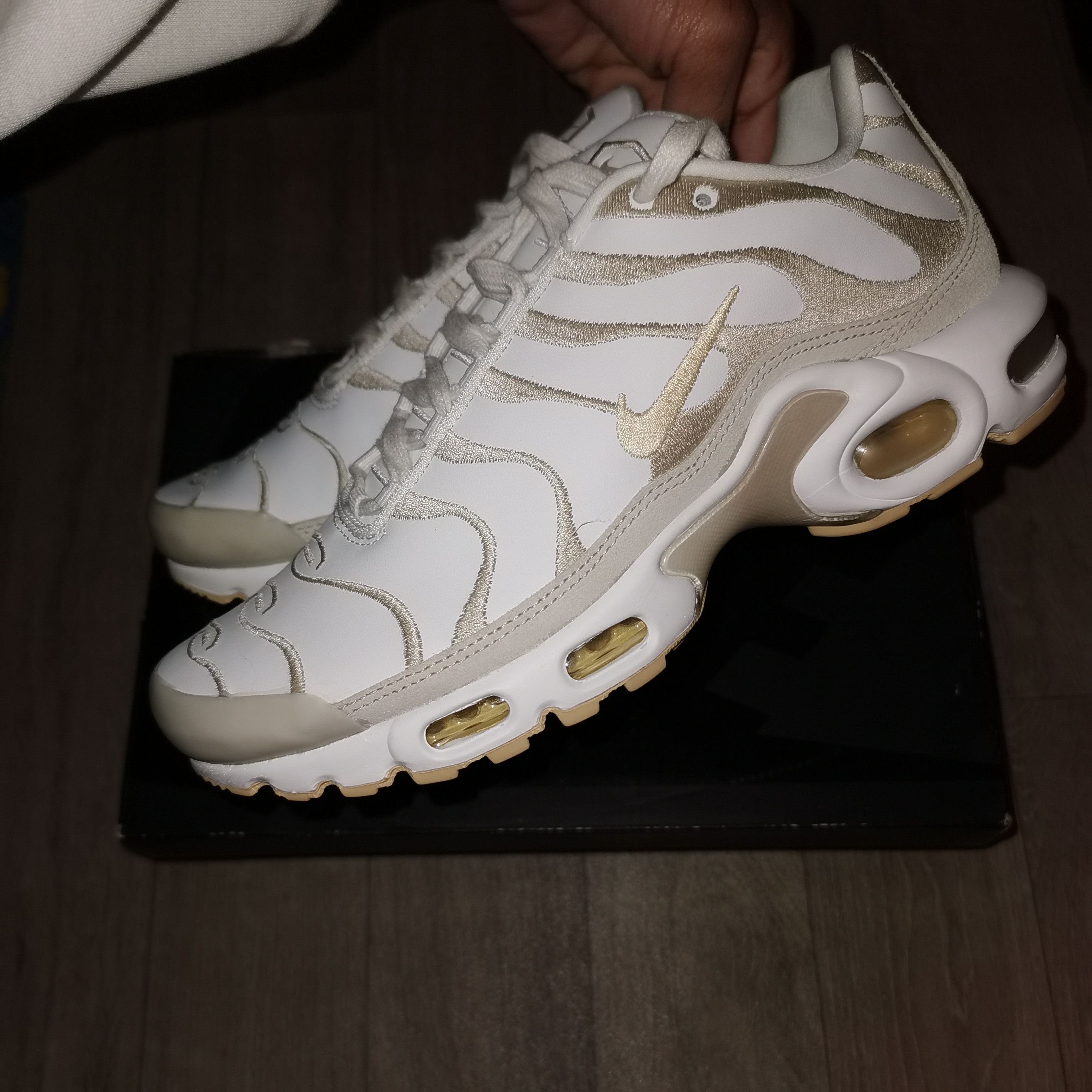 Nike W nike tn AIR MAX PLUS PRM, SUMMIT WHITE /PALE VANILLA Size US 7.5 / IT 37.5 - 21 Thumbnail