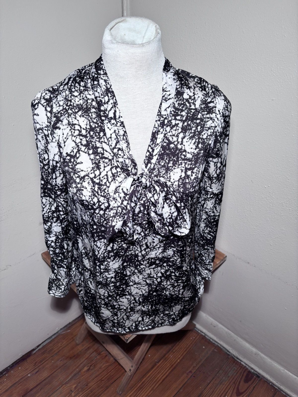 Other Kensie Black& White Bow Front Blouse Size S / US 4 / IT 40 - 2 Thumbnail