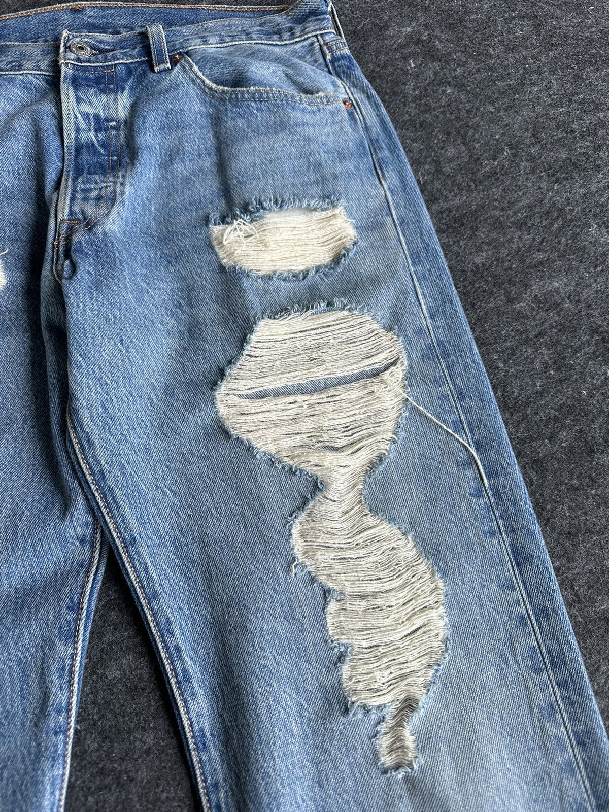 Levi's Distressed Levis 501 Light Blue Denim 33x30 D436 Size US 33 - 4 Thumbnail