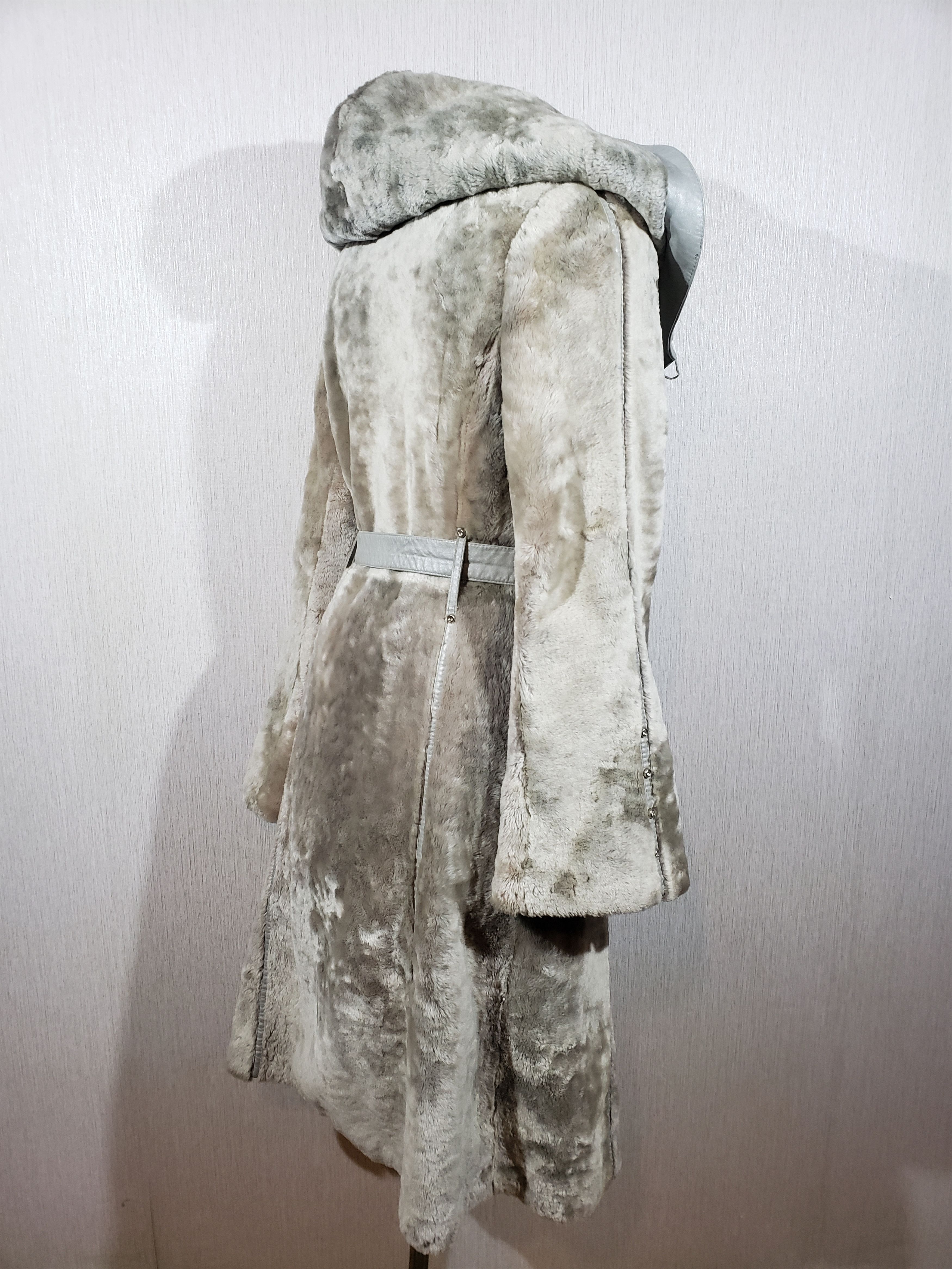 Other onderful women's sheepskin coat with a luxurious fur hood. Size L / US 10 / IT 46 - 5 Thumbnail