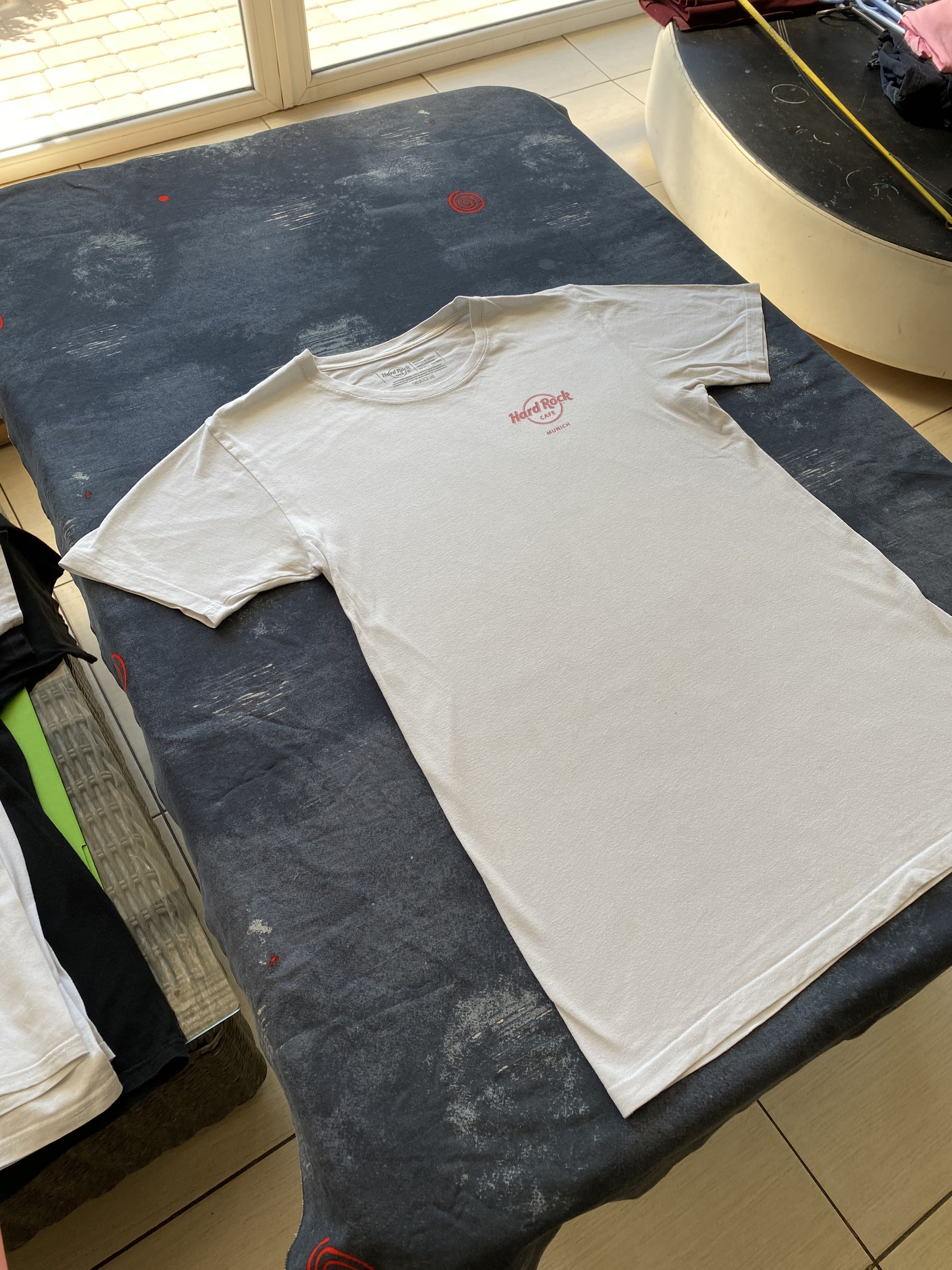 Hard Rock Cafe Hard Rock Cafe Vintage 2000s Munich White T-shirt Size US M / EU 48-50 / 2 - 14 Thumbnail