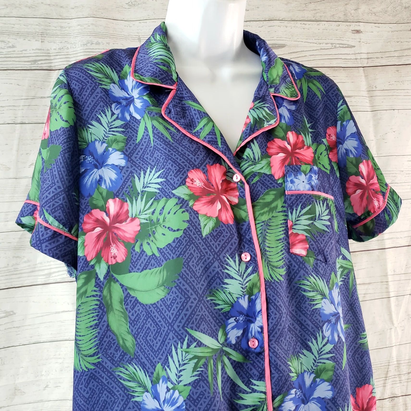Tommy Bahama VINTAGE Tommy Bahama Sleepwear Pajama Top Womens Medium Purple Pink Floral Shirt Womens Sleepwear 21.5" Width 24.5" Length Size M / US 6-8 / IT 42-44 - 2 Thumbnail