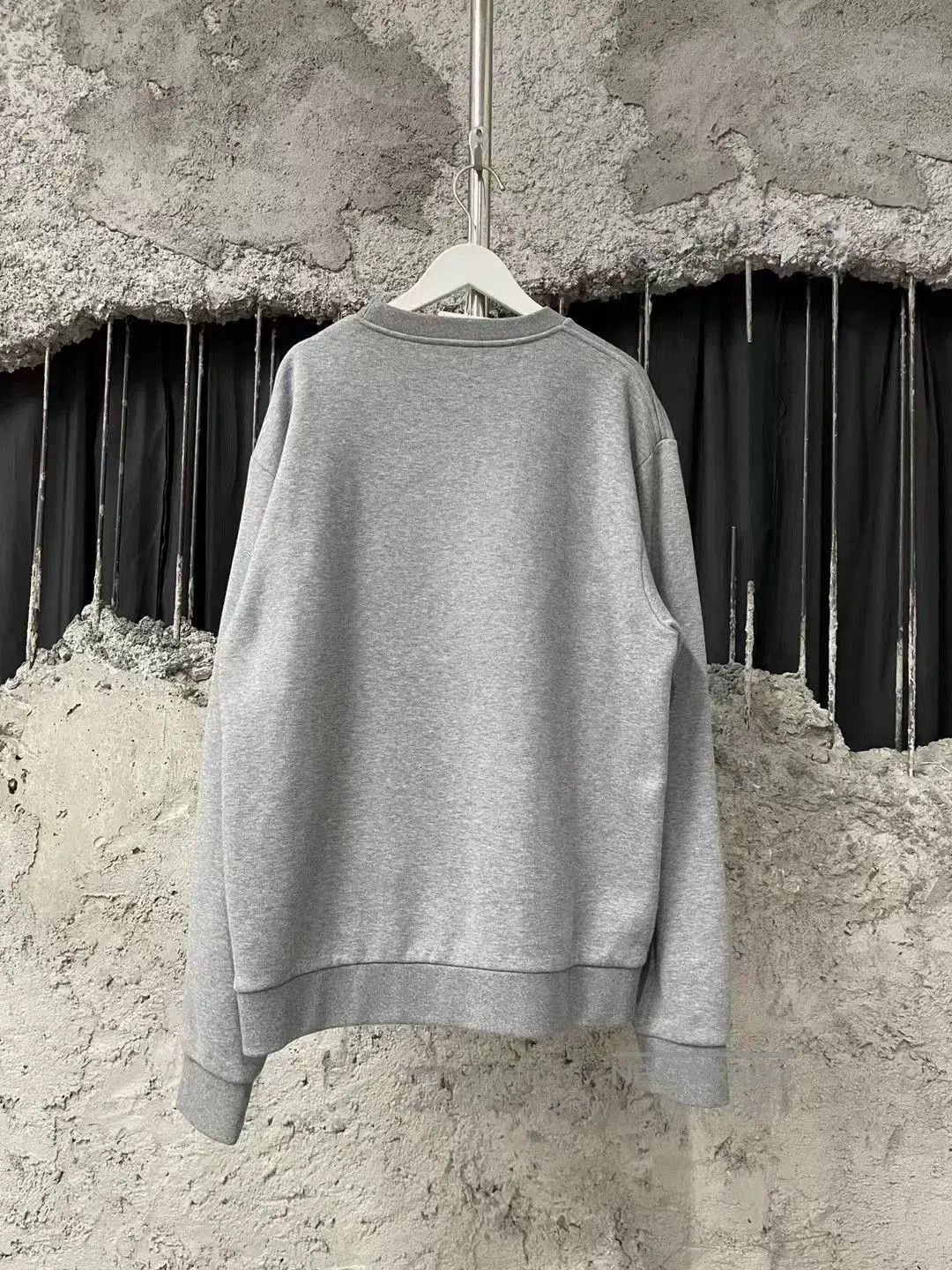 Louis Vuitton Louis Vuitton Embroidered Twisted Logo Sweatshirt. Size US M / EU 48-50 / 2 - 2 Thumbnail