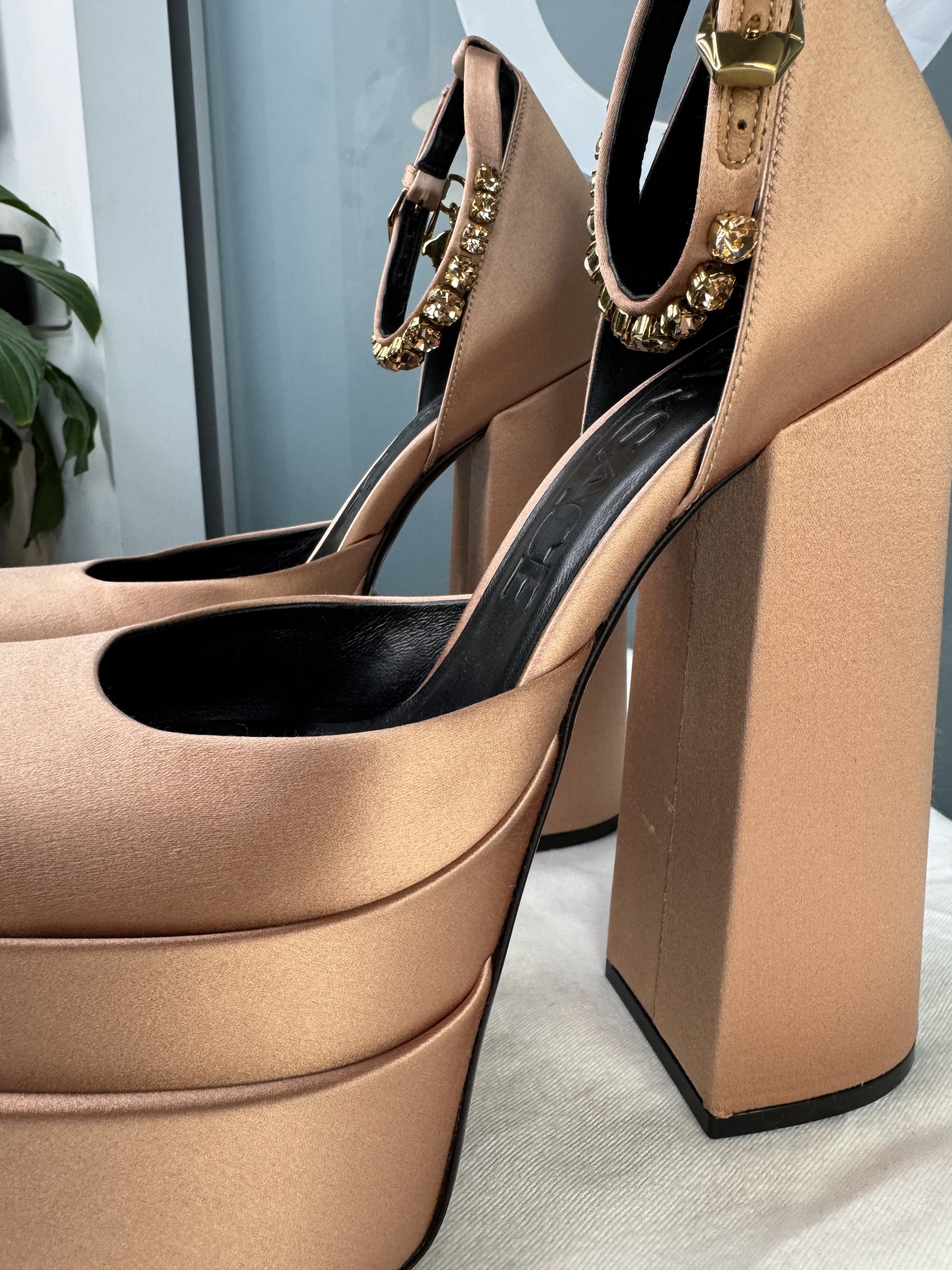 Versace Versace Pink Satin Medusa Platforms Size US 8.5 / IT 38.5 - 10 Thumbnail