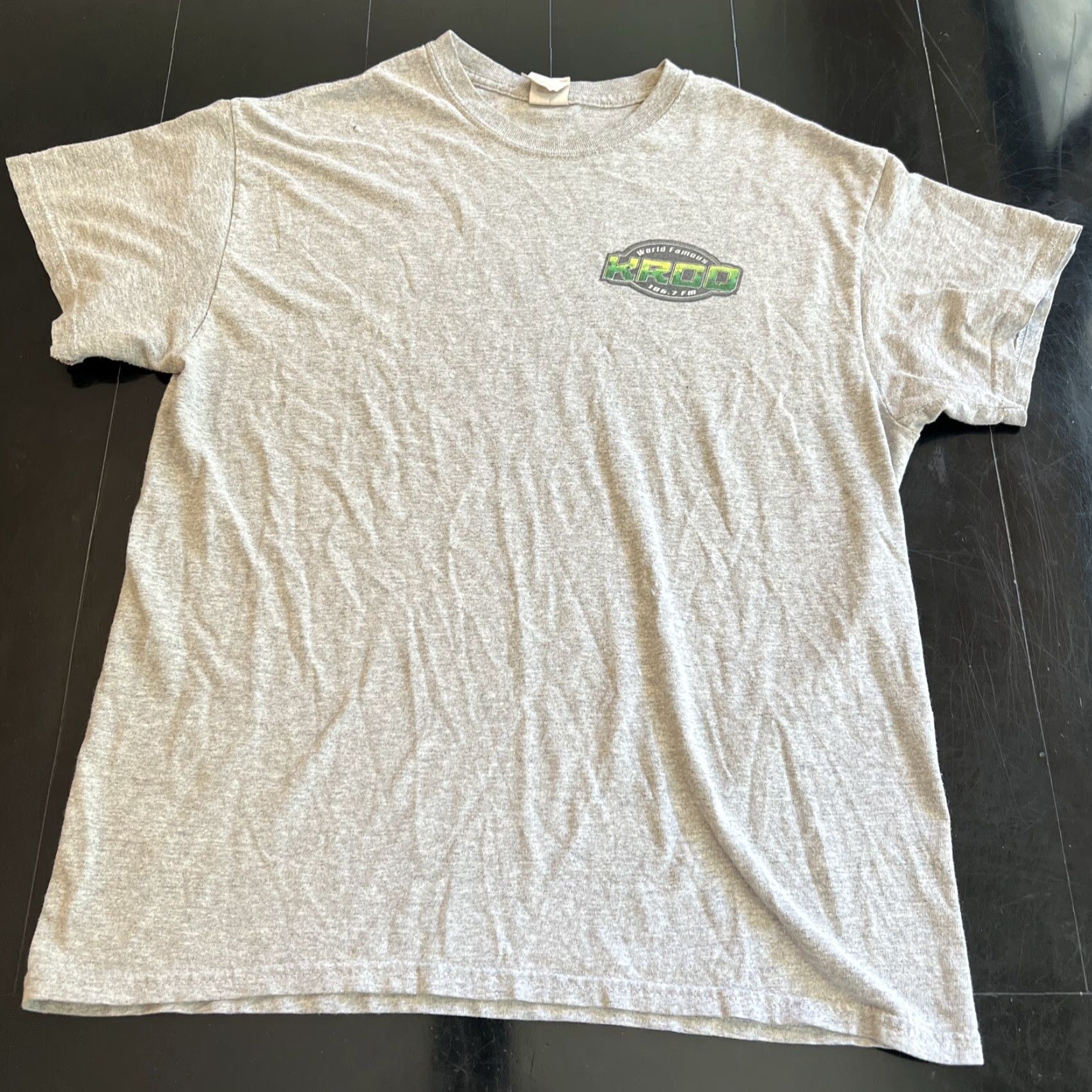 Gildan VINTAGE Gildan Shirt Logo T-Shirt 90s KROQ 106.7 Palm Trees LA Gray Medium Men Modern Fan Isles Boys Girls Mens Womens Size US M / EU 48-50 / 2 - 4 Thumbnail