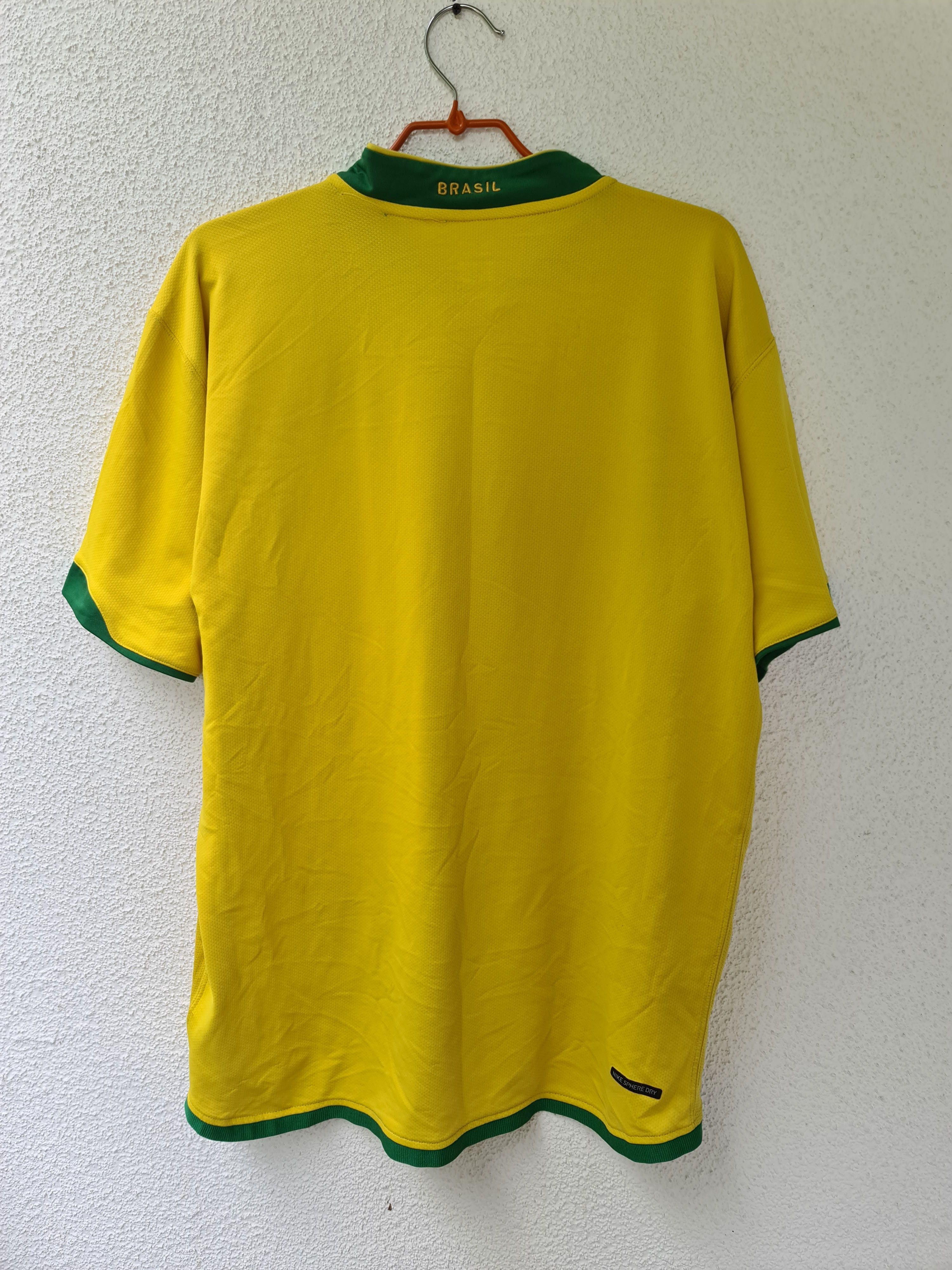 Nike Brazil Home football tshirt 2006 Soccer Nike Soccer Jersey Size US L / EU 52-54 / 3 - 6 Thumbnail