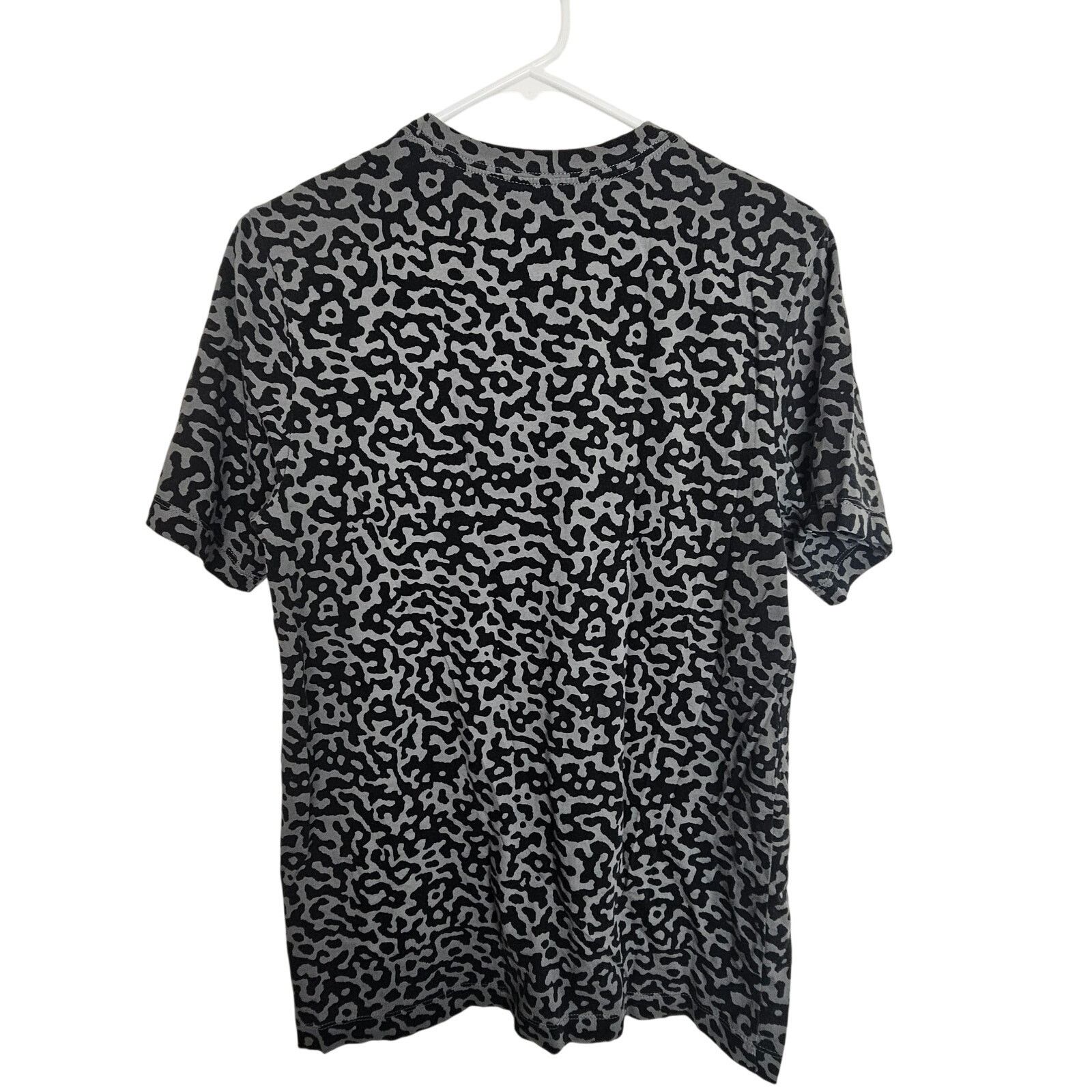 Nike Nike Mens Animal Print Rubber Box Logo Patch Tee Sz S Sports Size US S / EU 44-46 / 1 - 8 Thumbnail