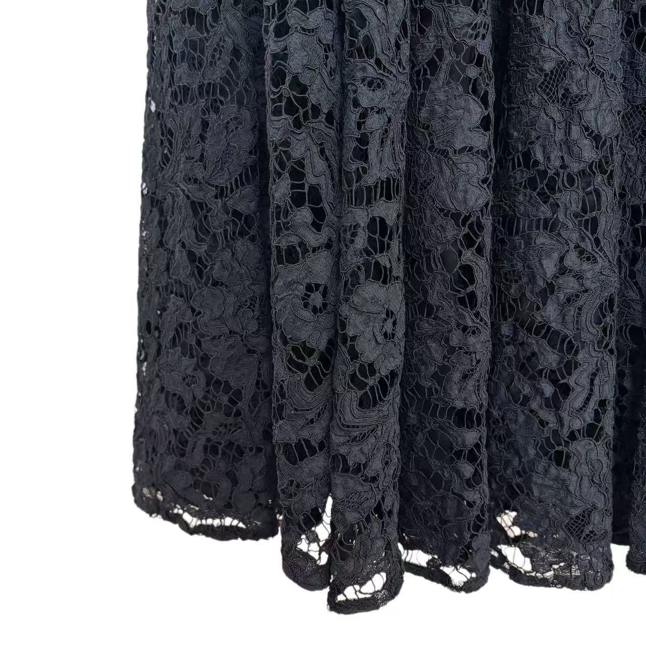 Valentino Valentino Lace Slim-fit Mid-length Short Sleeve Dress K26WX Size XS / US 0-2 / IT 36-38 - 4 Thumbnail