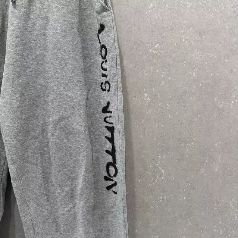 Louis Vuitton Louis Vuitton size l Grey spray-painted monogram logo swea Size US 28 / EU 44 - 3 Thumbnail