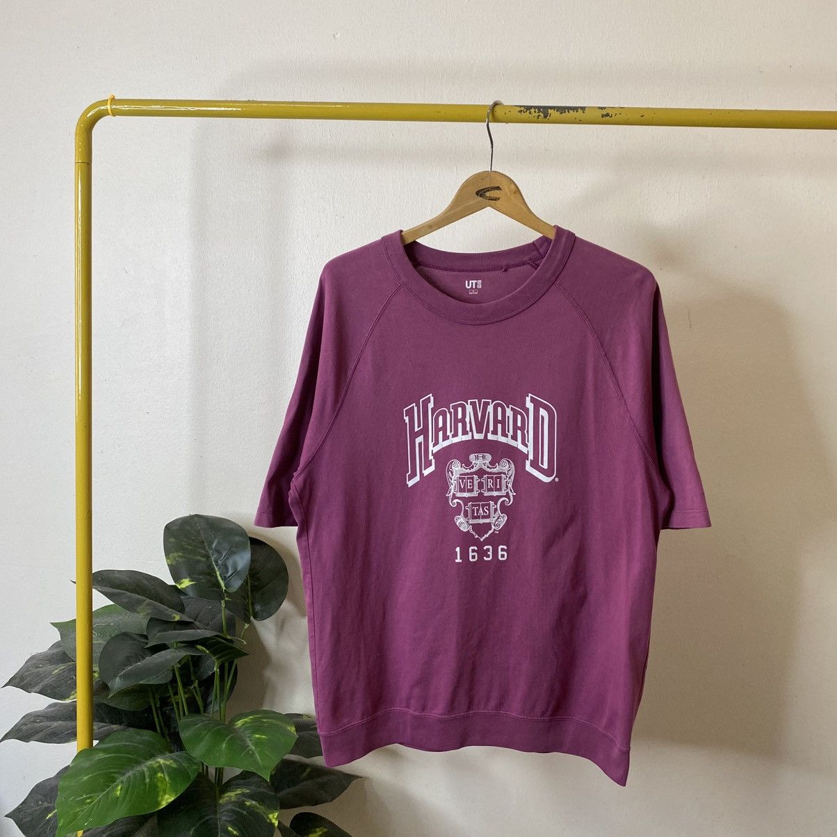 Uniqlo Uniqlo x Harvard University Collegiate Collaboration Tshirt Size US L / EU 52-54 / 3 - 1 Thumbnail