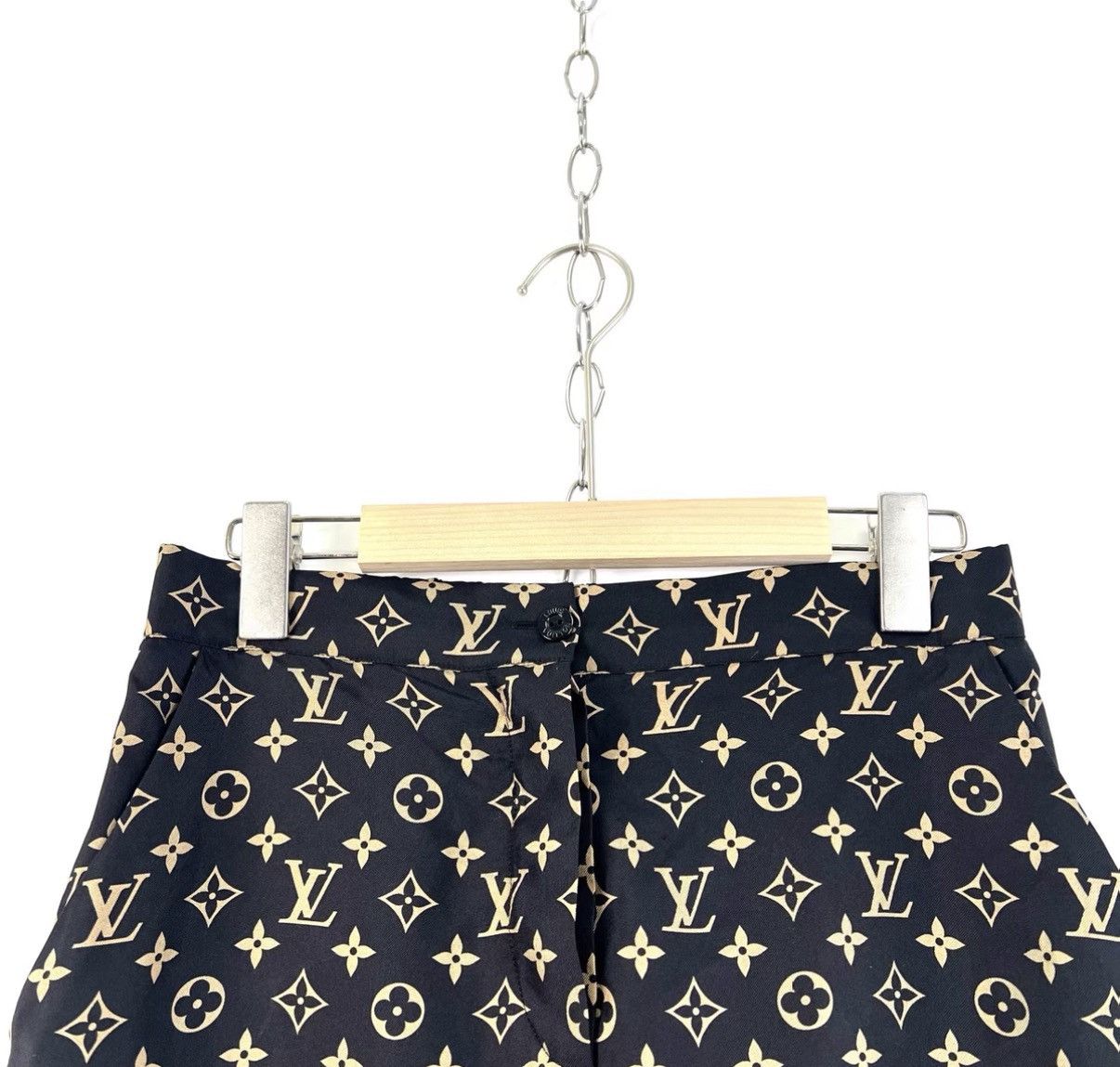 Louis Vuitton LOUIS VUITTON monogram full print twill silk shorts K12 Size 25" / US 0 / IT 36 - 3 Thumbnail