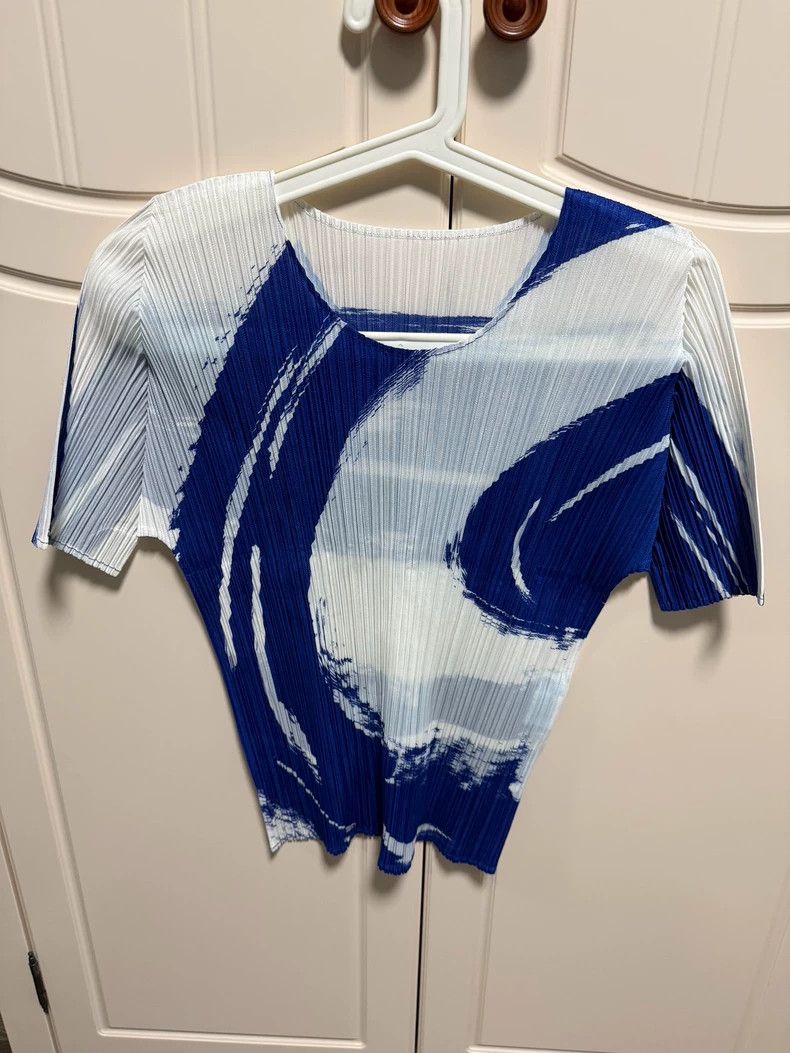 Issey Miyake Issey Miyake size:3 Wave blue and white color-blocked top Size XS / US 0-2 / IT 36-38 - 1 Thumbnail