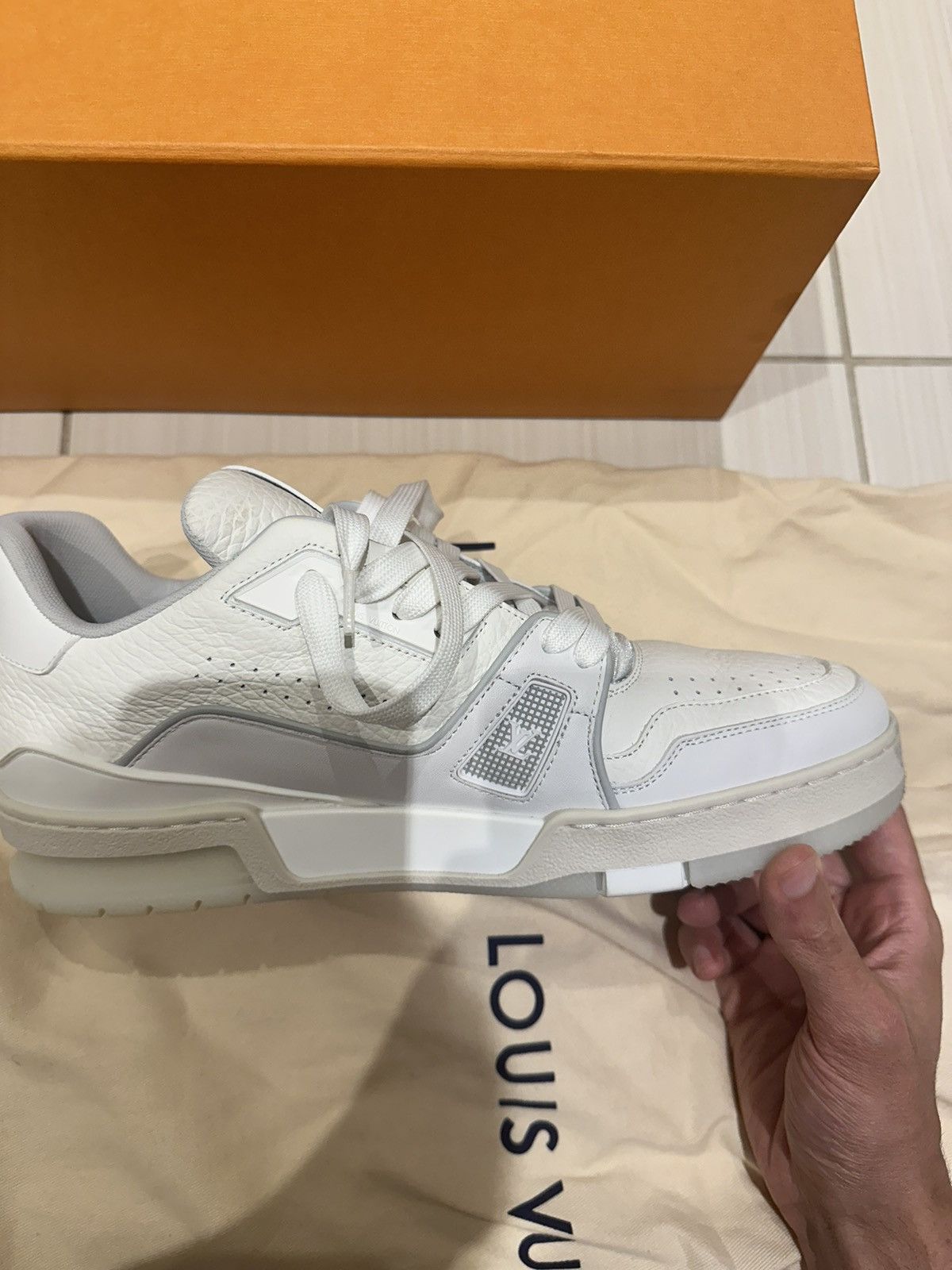 Louis Vuitton Louis Vuitton White & Grey ‘LV Sneaker’ Size US 7 / EU 40 - 7 Thumbnail