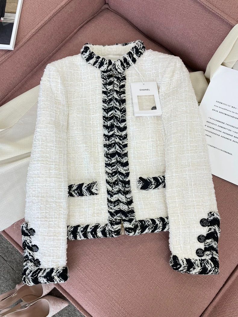 Chanel Chanel White Tweed Jacket with CC Buttons - dmc Size US S / EU 44-46 / 1 - 1 Thumbnail