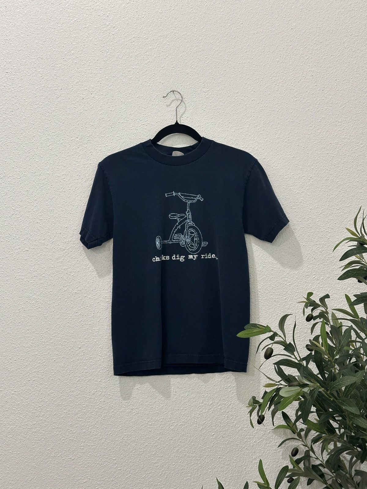 Steve And Barrys Vintage 2000s “Chicks Dig my Ride” Tricycle Graphic T-Shirt Size US S / EU 44-46 / 1 - 1 Thumbnail