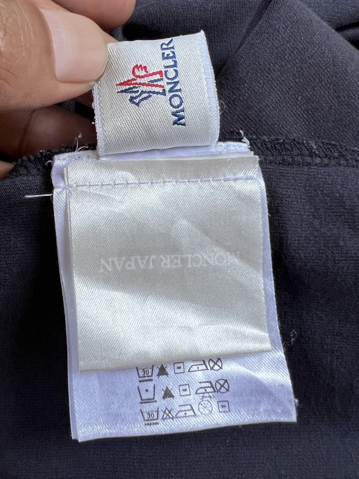 Moncler Moncler Chest Logo Vneck Tshirt Size US S / EU 44-46 / 1 - 11 Thumbnail