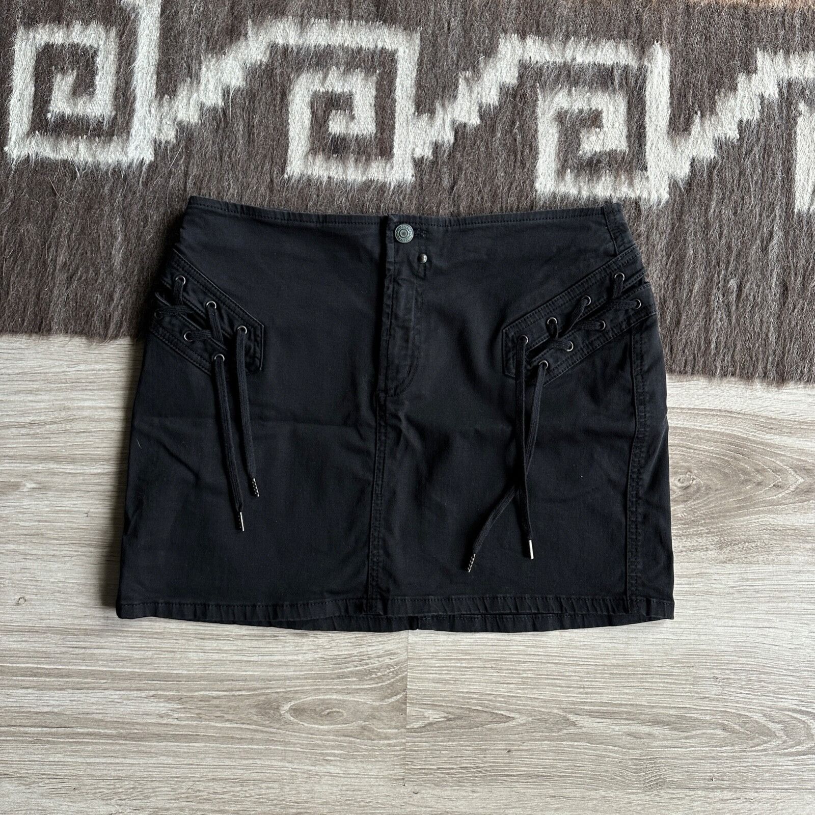 DKNY DKNY Jeans Vintage Y2K Lace Pocket Skirt Size 27 9065AC Size 27" / US 4 / IT 40 - 1 Thumbnail