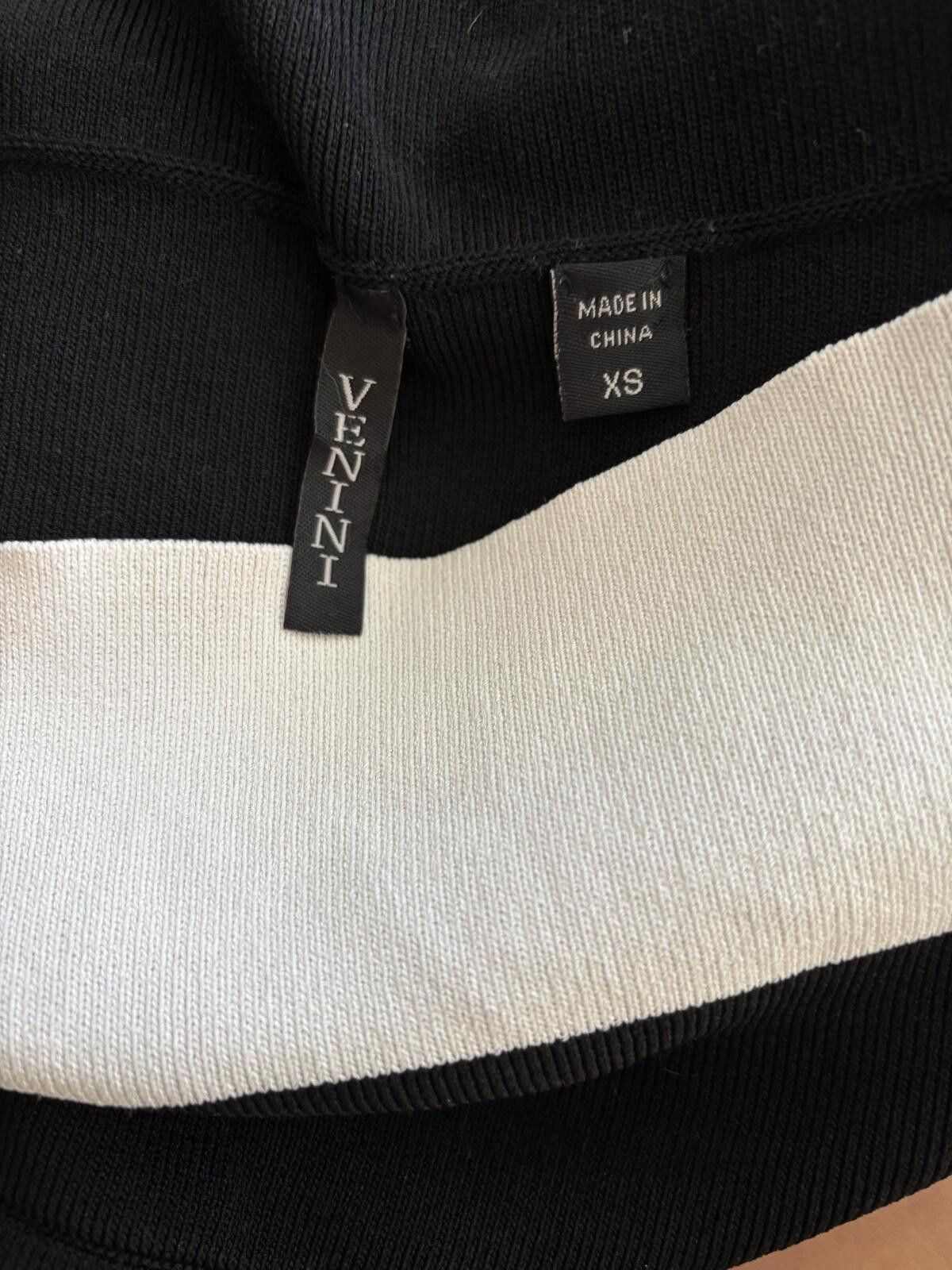Other Venini Black and White Off-Shoulder top Y2k. size XS Size ONE SIZE - 6 Thumbnail