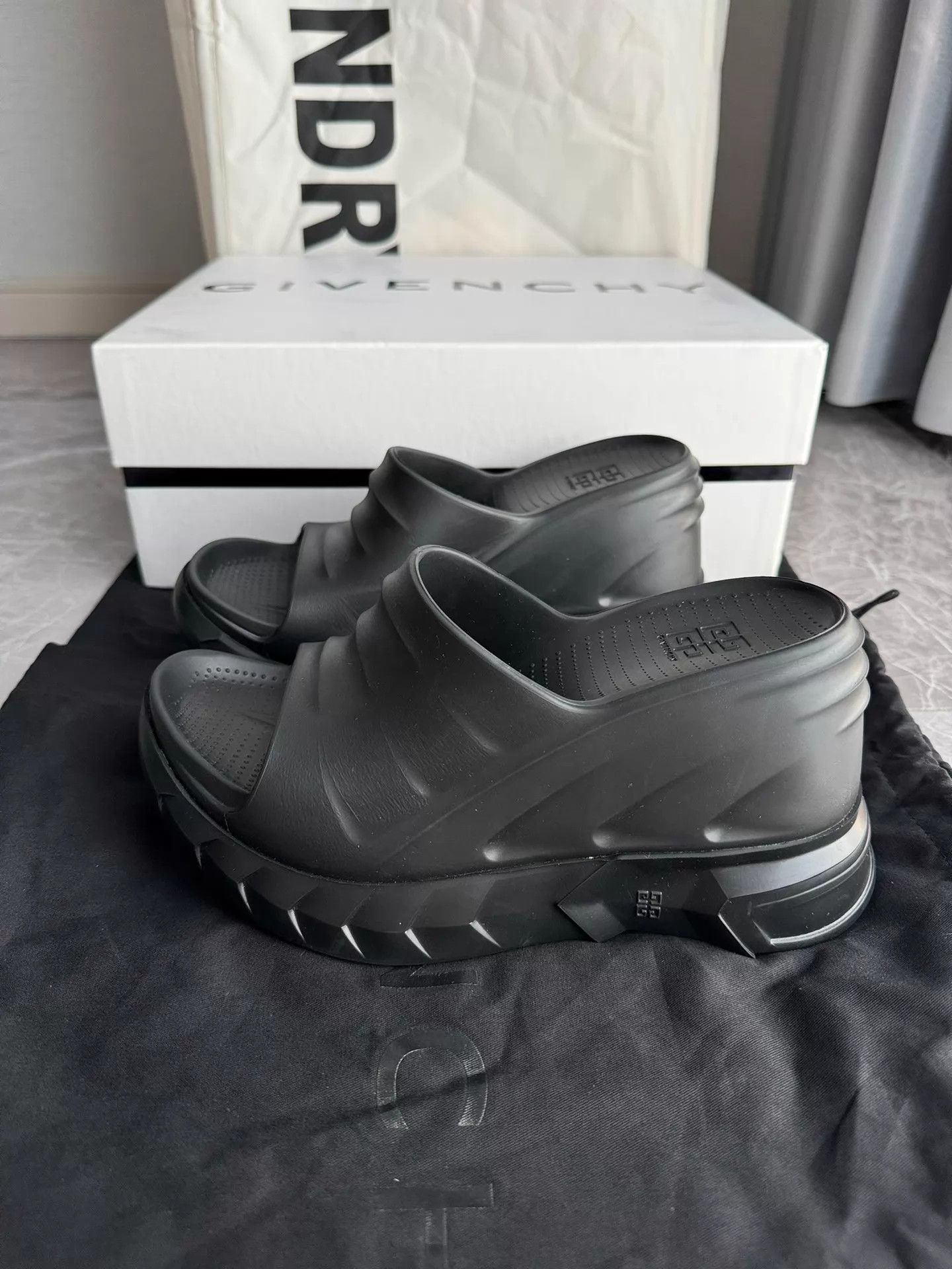Givenchy Givenchy Shark Slippers Marshmallow Wedge Black 36 Size US 5.5 / IT 35.5 - 1 Thumbnail