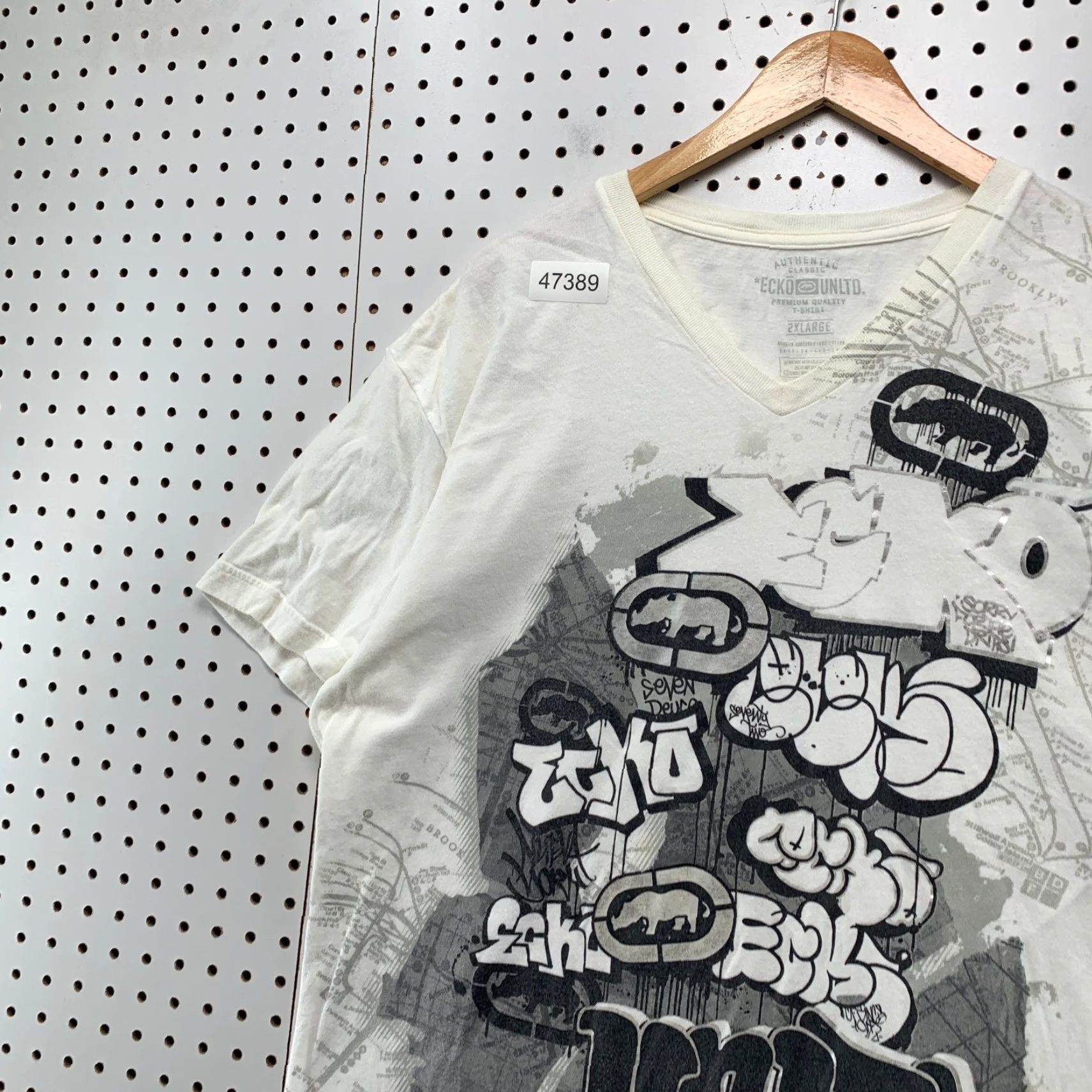Ecko Unltd. VINTAGE Ecko Unltd T Shirt Mens 2XL White Graffiti Hip Hop V Neck Y2K Shirt Mens 2XL White Graffiti Hip Hop V Neck Y2K Size US XXL / EU 58 / 5 - 6 Thumbnail
