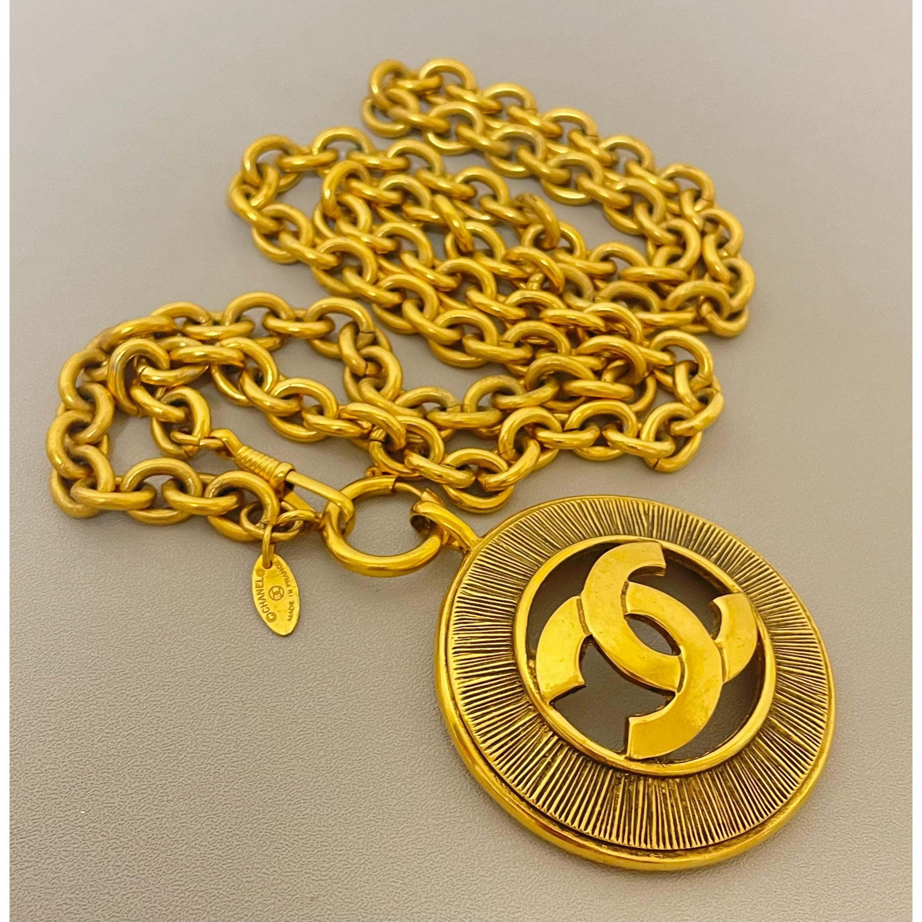 Chanel Vintage CHANEL long necklace with jumbo CC top. Size ONE SIZE - 9 Thumbnail