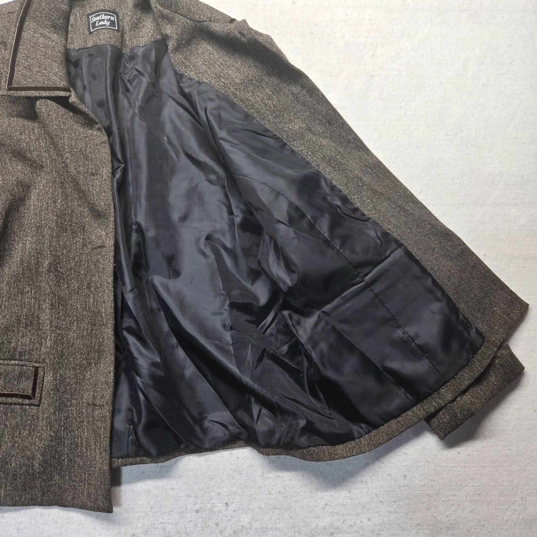 Vintage Southern Lady Blazer Jacket Women 14 Brown Button Up Front Faux Pockets Four-Button Peak Lapel Business Career Modern Blazer Womens 14 Brown Jacket Size XL / US 12-14 / IT 48-50 - 2 Thumbnail