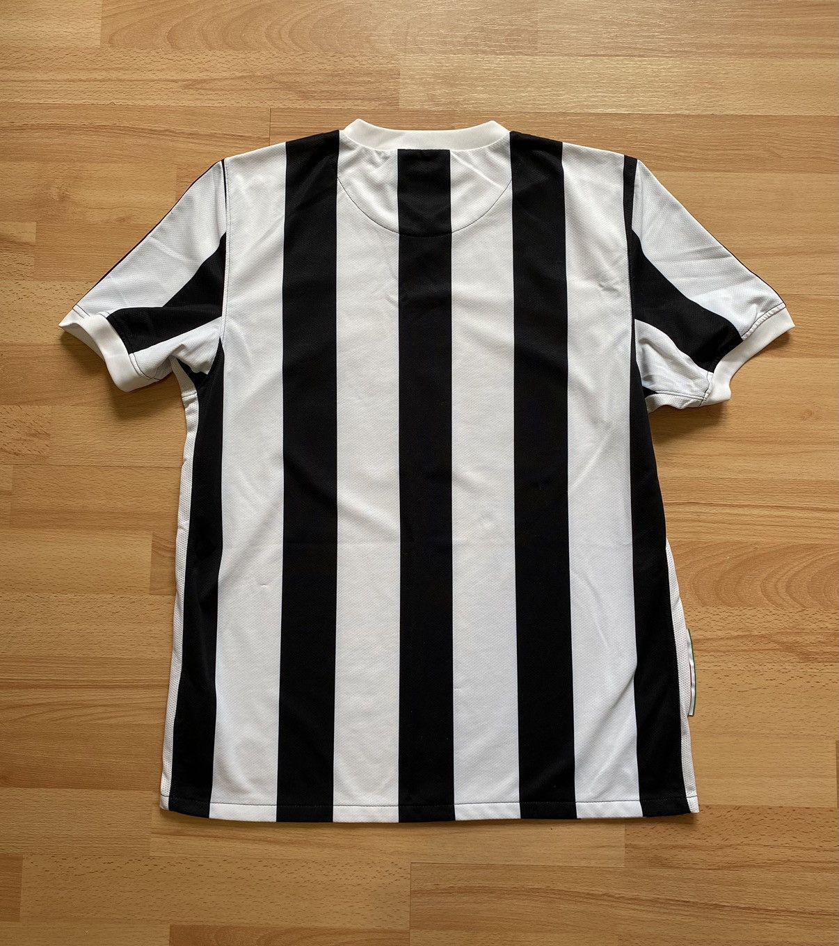 Nike JUVENTUS 2009 2010 HOME JERSEY NIKE 354296-010SIZE M Size US M / EU 48-50 / 2 - 4 Thumbnail