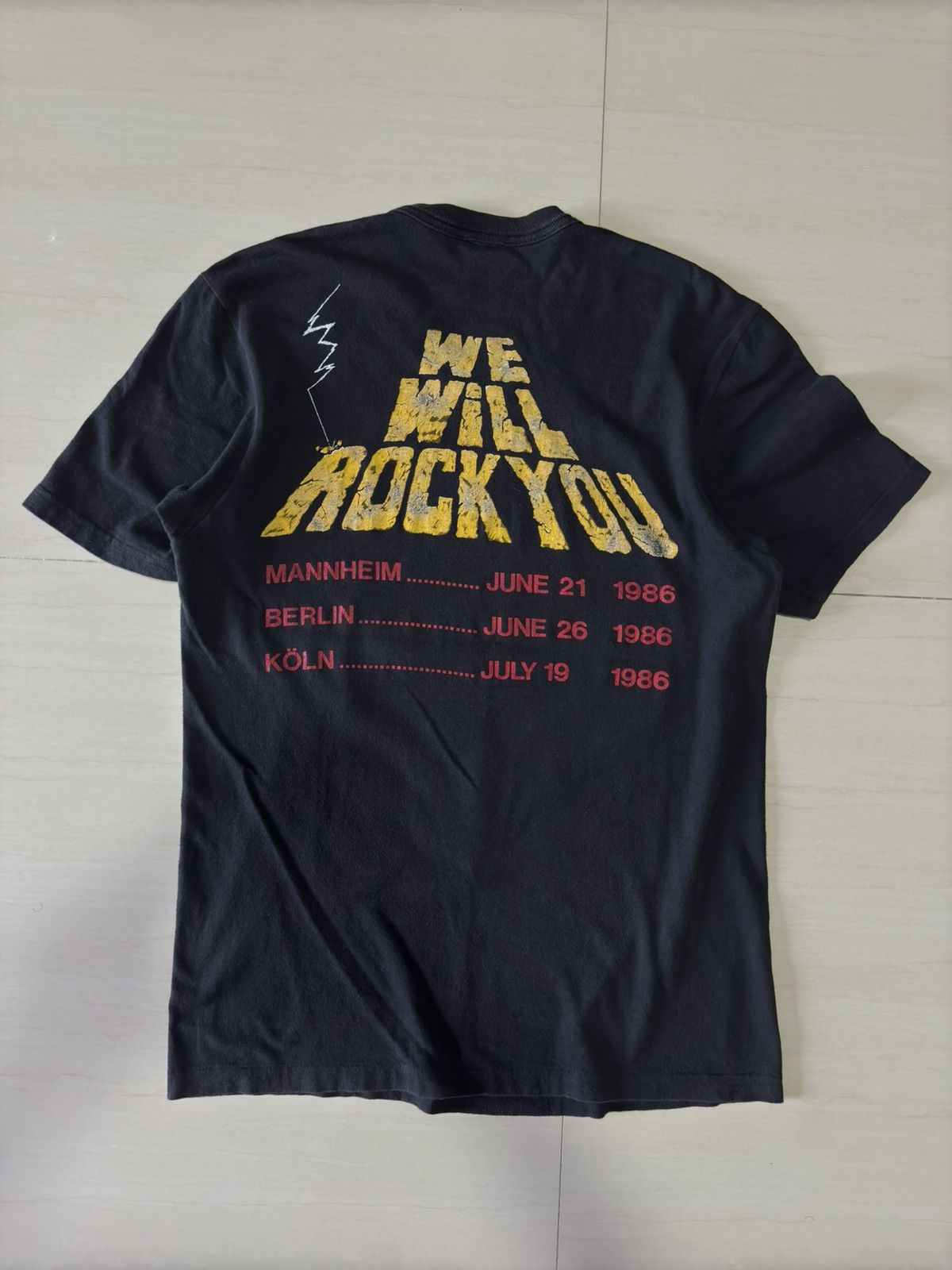 Band Tees 1986 Queen We Will Rock You Freddie 80s Germany Tour Shirt Size US M / EU 48-50 / 2 - 2 Thumbnail