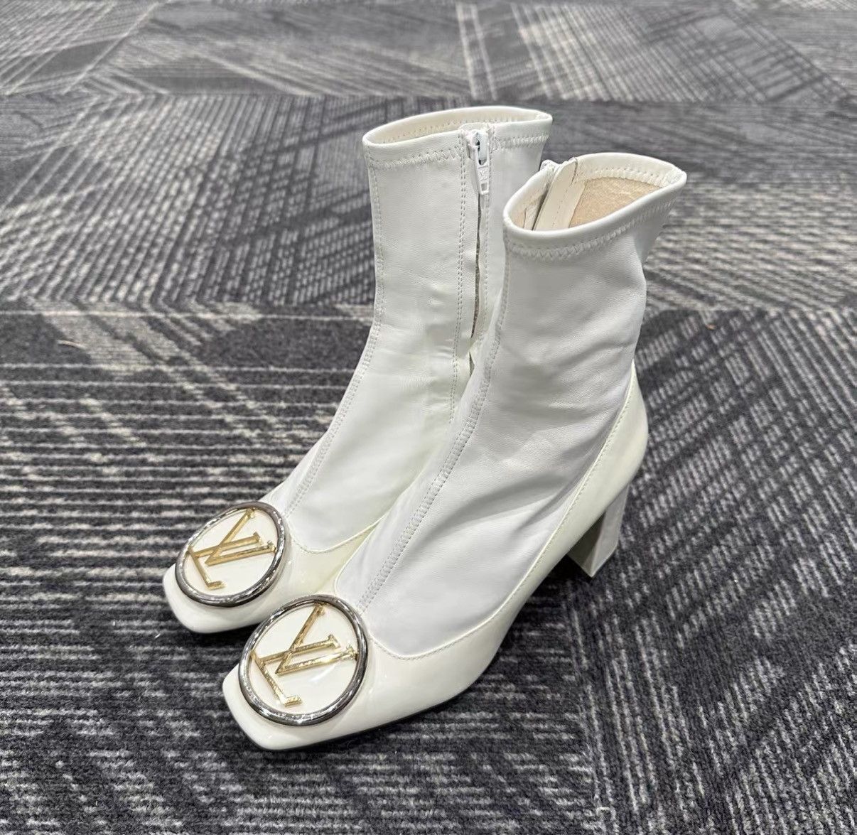 Louis Vuitton Louis Vuitton Classic Large Logo Ankle Boots J42 Size US 6 / IT 36 - 1 Thumbnail