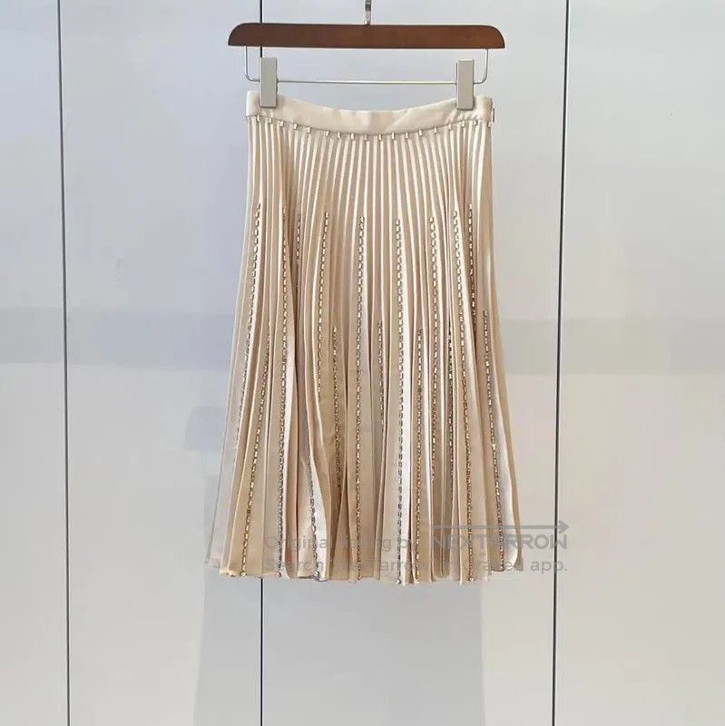 Burberry Burberry Pleated Midi Skirt in Blush Pink. Size 23" - 1 Thumbnail