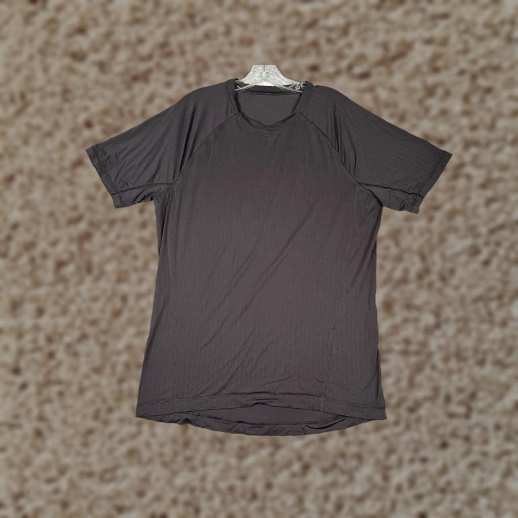 Lululemon Lululemon Shirt Women 10 Gray Short Sleeve V-Neck Vertical Stripe Gym Workout Shirt Size L / US 10 / IT 46 - 1 Thumbnail