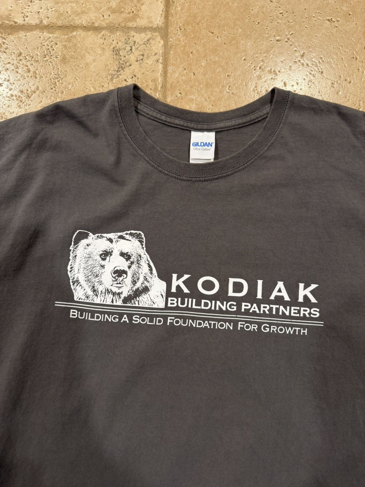Gildan Vintage Kodiak Building Partners Gildan Grey T-Shirt Size US XL / EU 56 / 4 - 5 Thumbnail